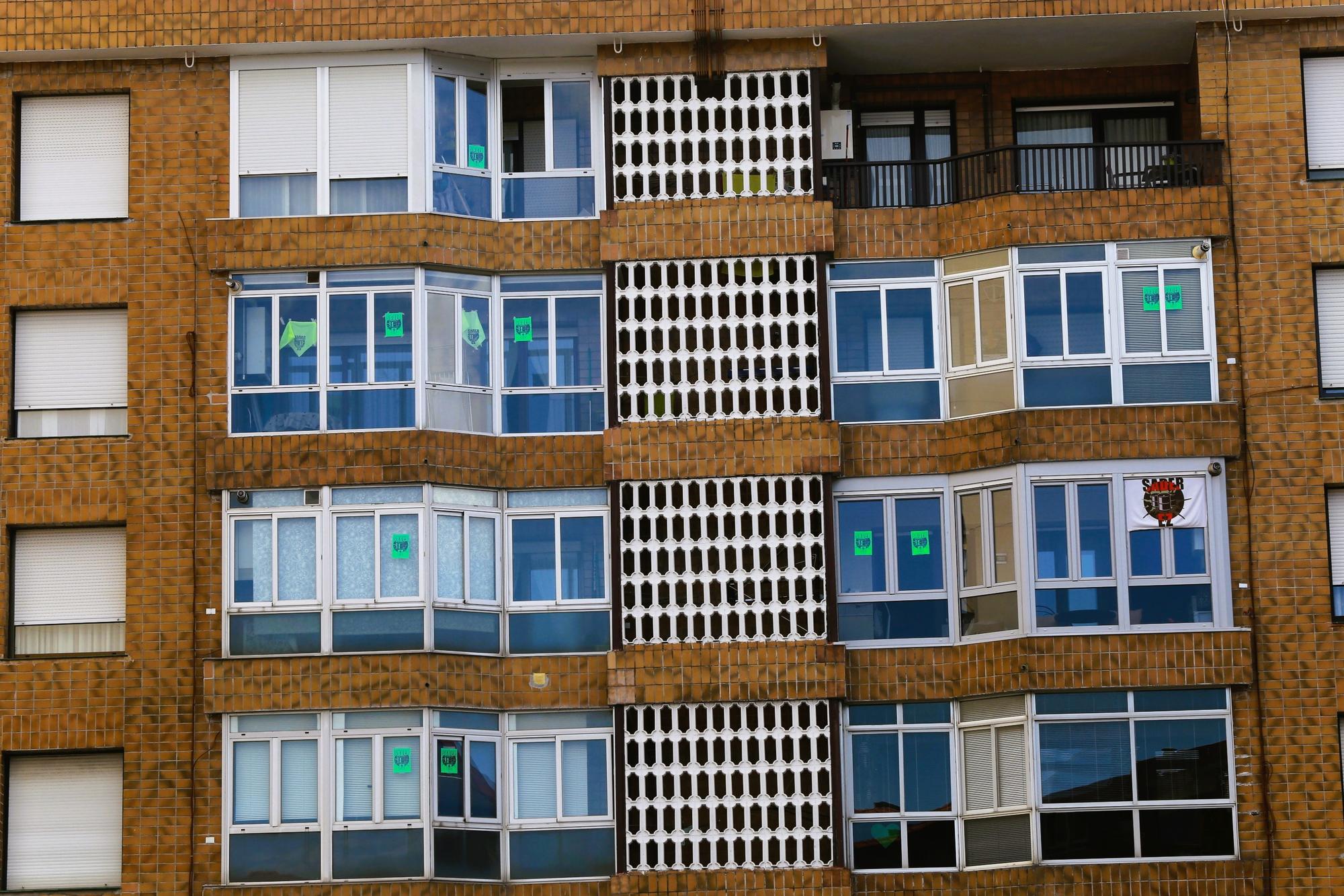 Los bloques de vecinos en Ortuella están llenos de mensajes contra Sader