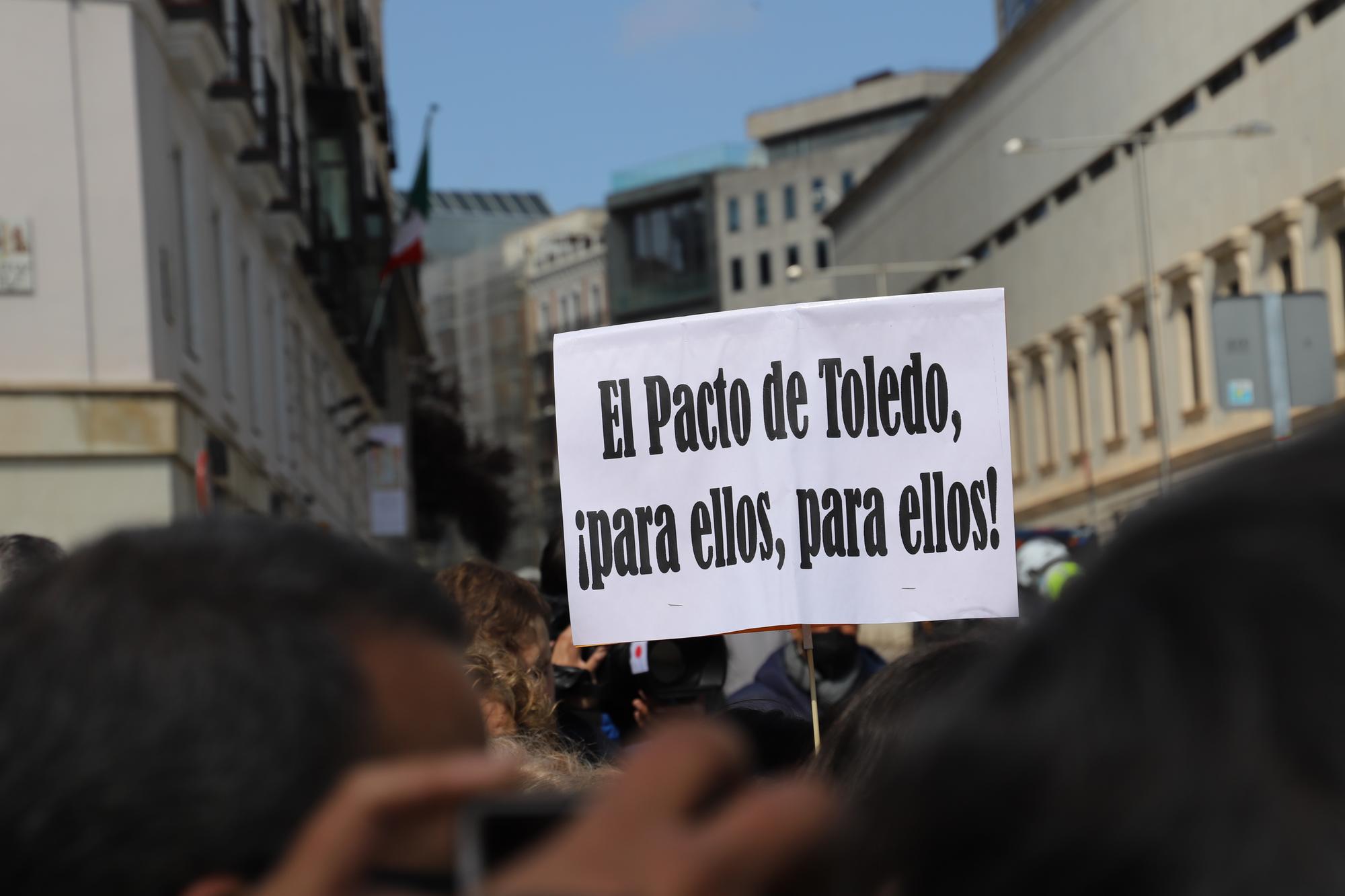 Protestas del movimiento pensionista en las puertas del Congreso el 6 de abril de 2022.