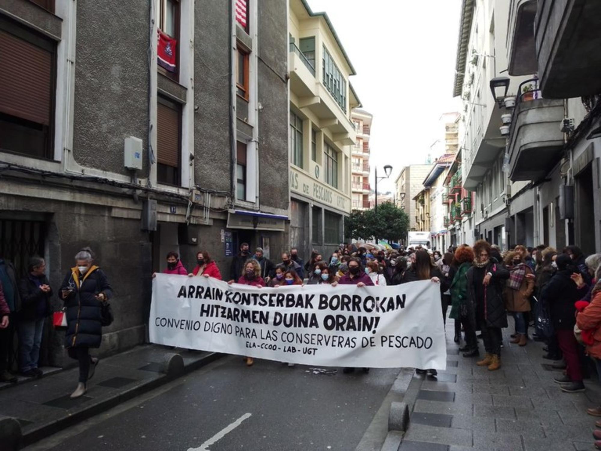 Protestas de las trabajadoras de conservas de pescado de Bizkaia para conseguir un convenio más justo y no discriminatorio. Foto: ELA