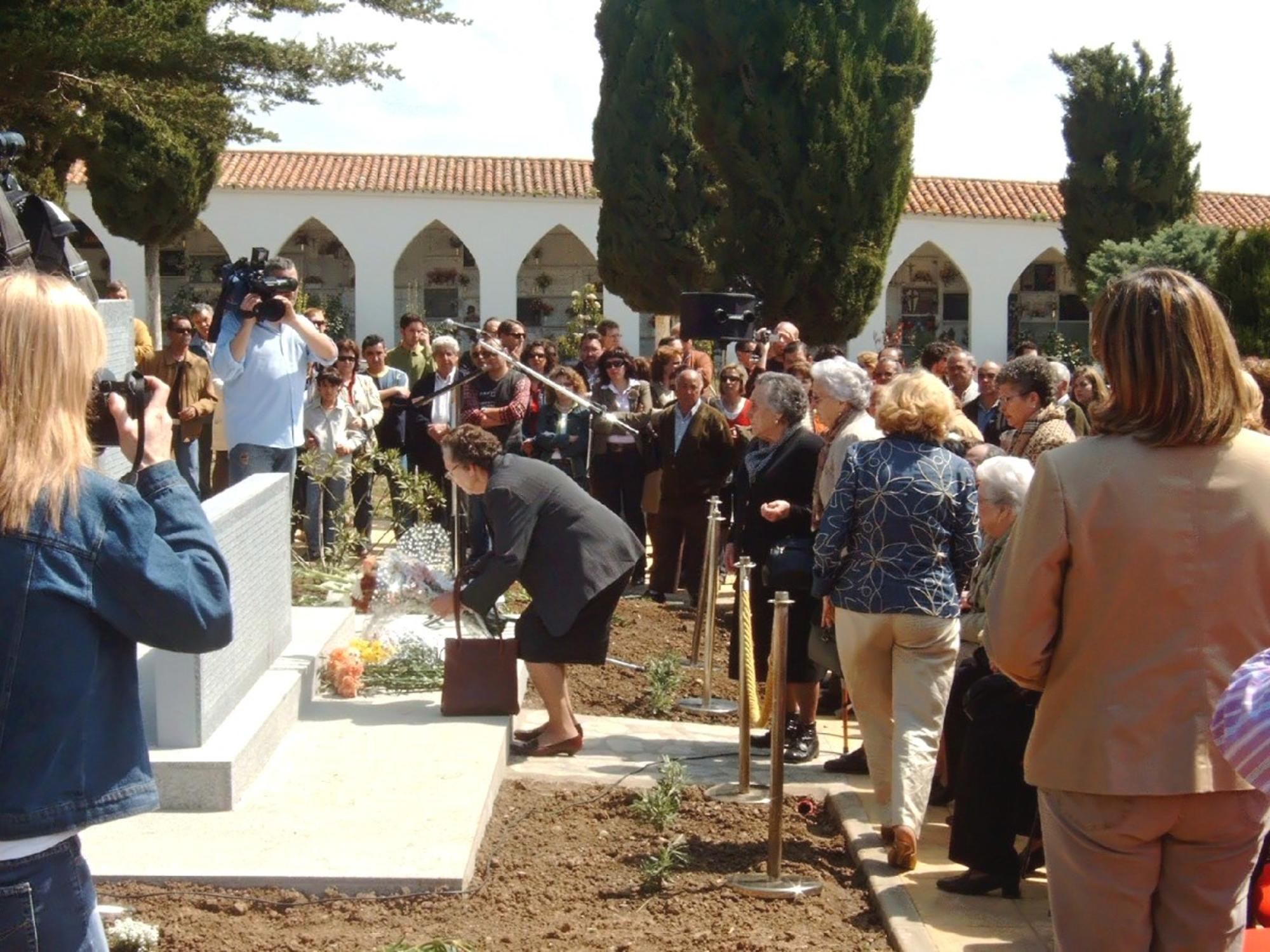 Memorial en el cementerio de Llerena en 2007