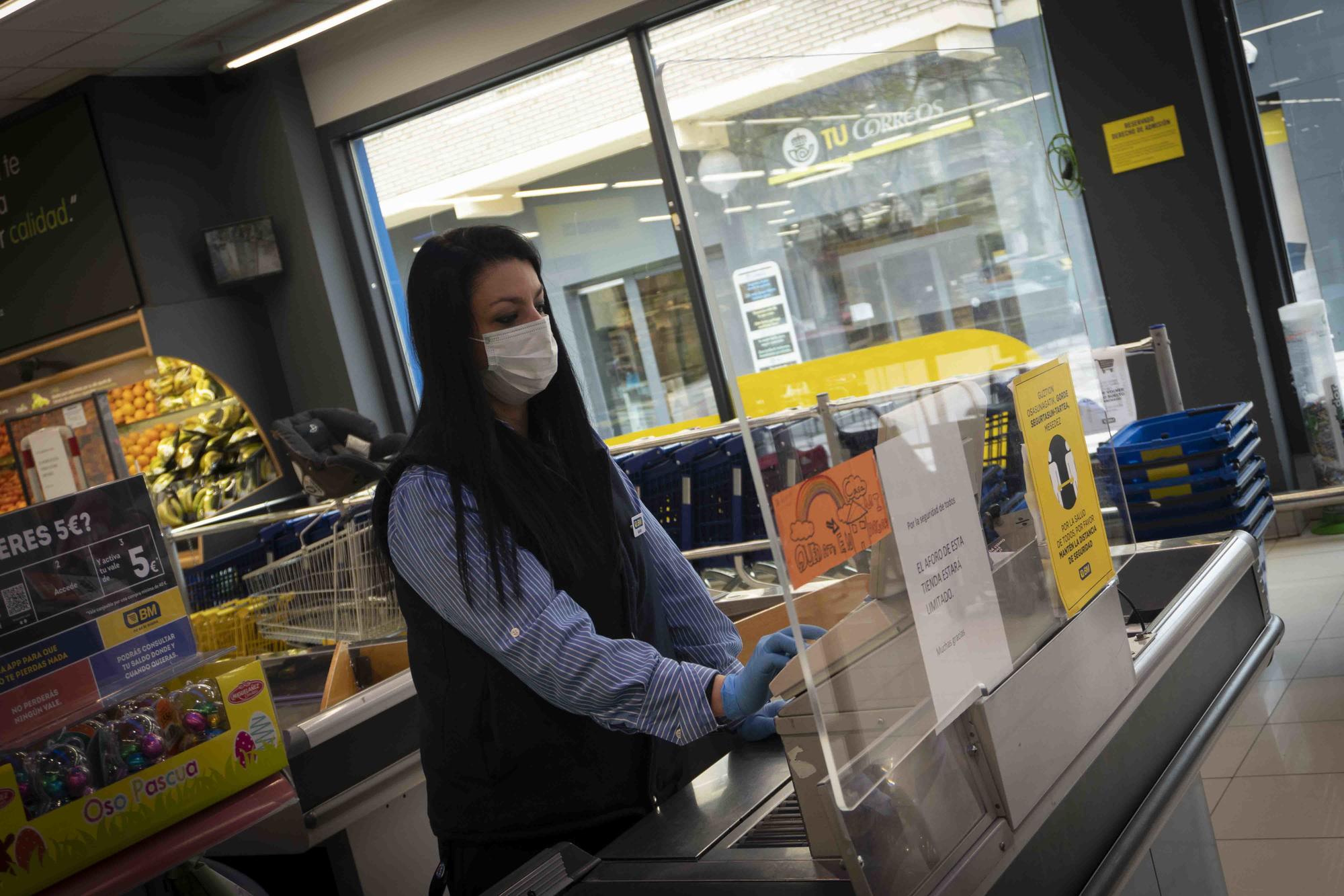 Trabajadora caja supermercado cuarentena