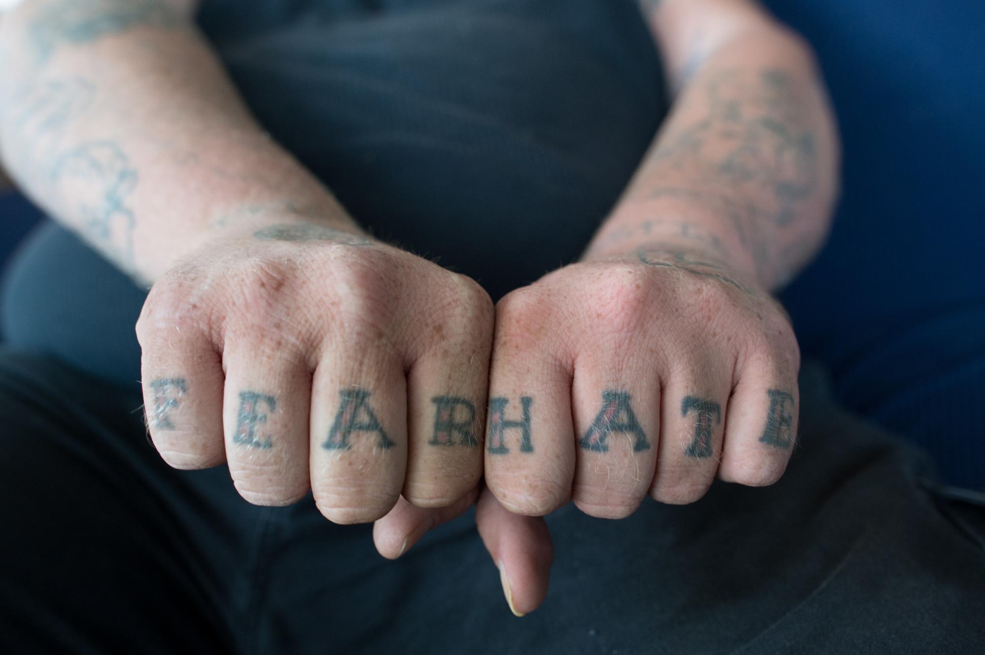 Nudillos tatuados extrema derecha