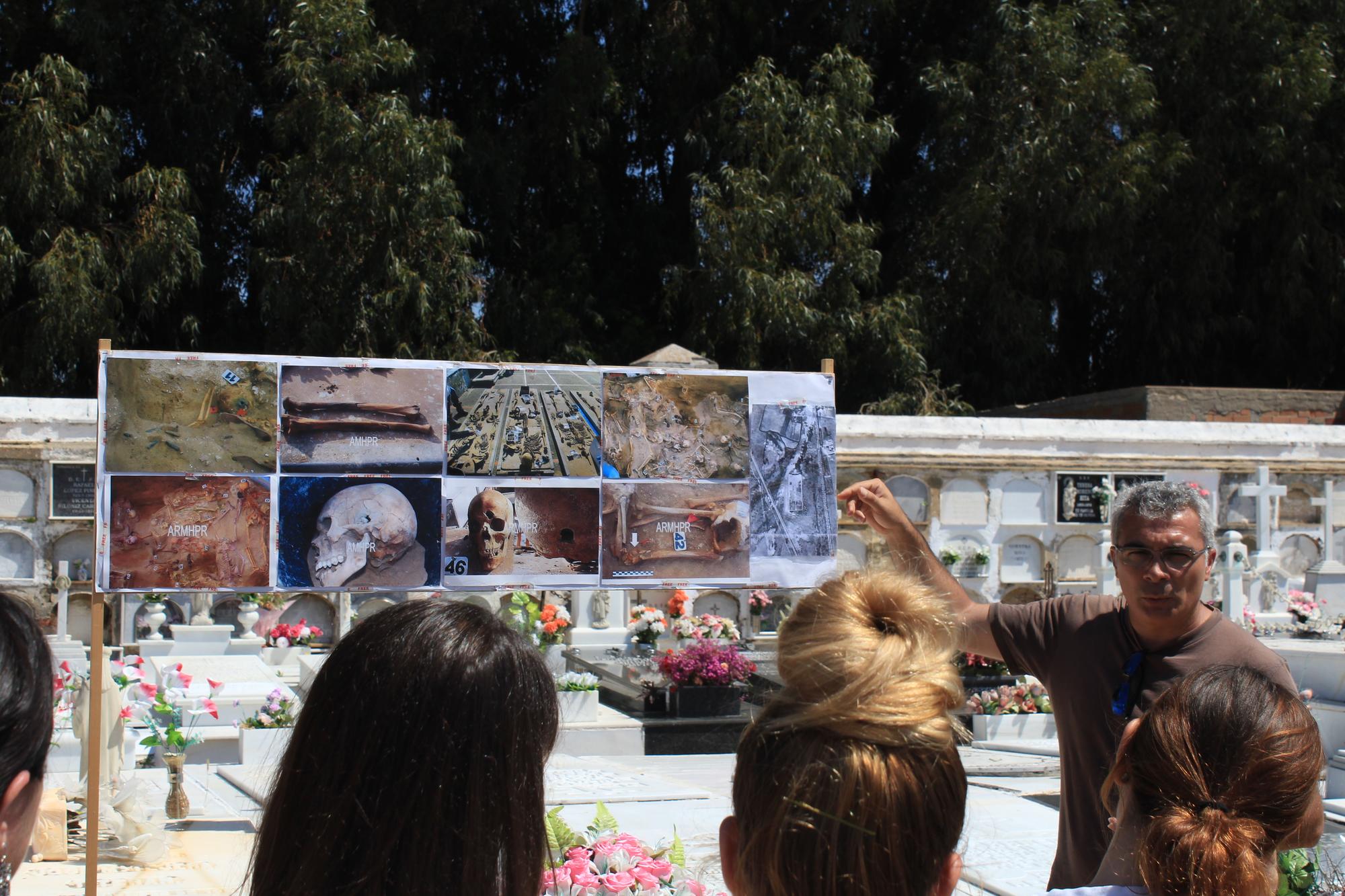 Visita del I.E.S. Santo Domingo a la fosa común del Cementerio de San Roque de Puerto Real