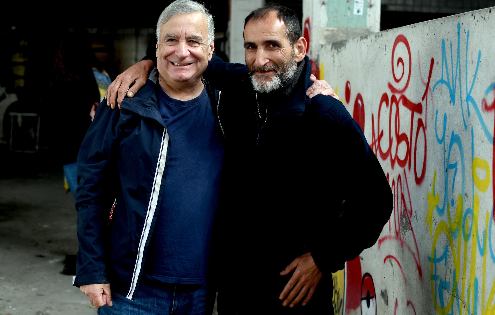 Antón Bouza (esquerda) xunto a Javier Romero, unha persoa sen fogar