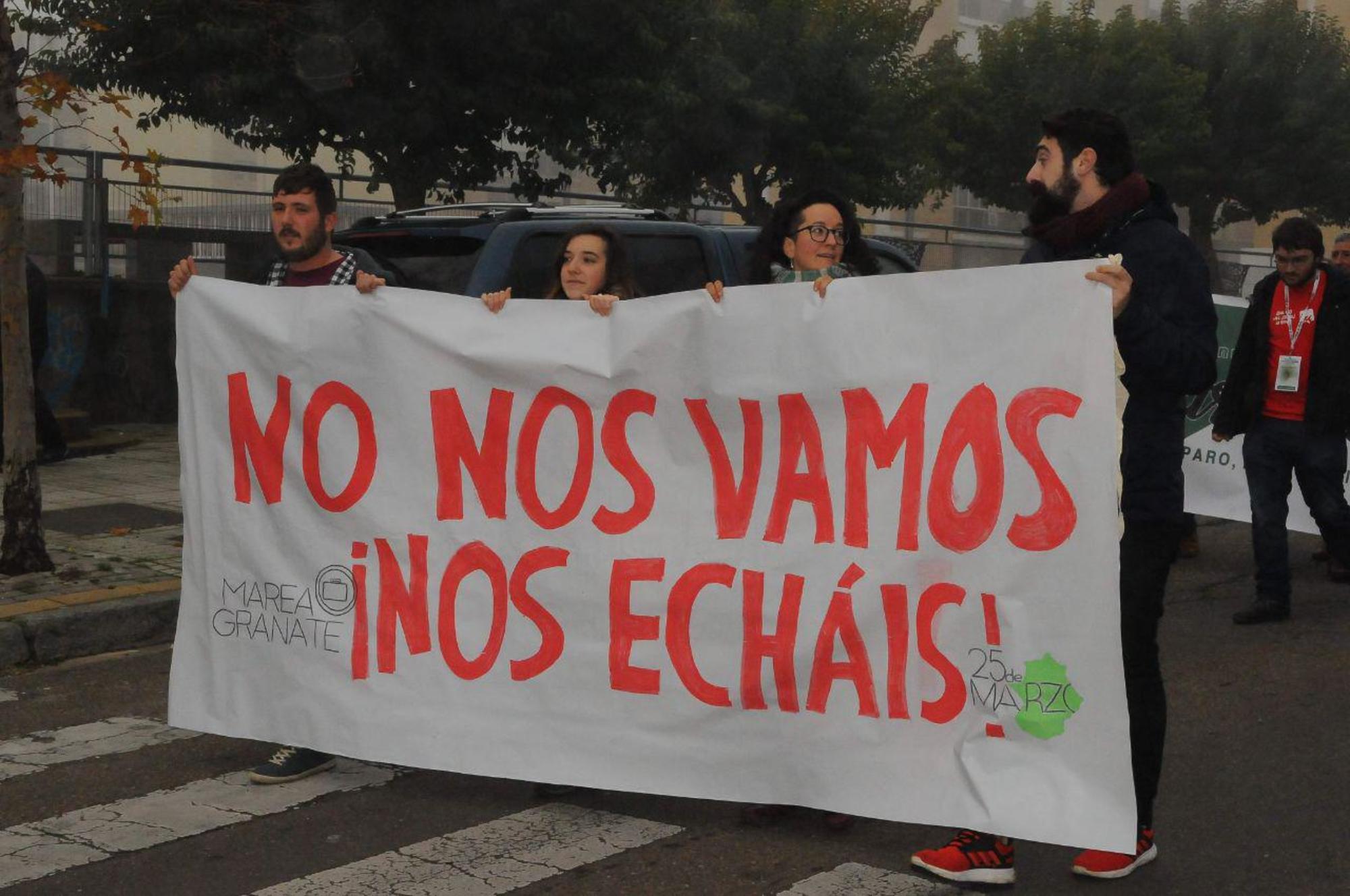 Protesta migrados emigrantes extremeños en el Congreso de ciudadanía extremeña en el exterior