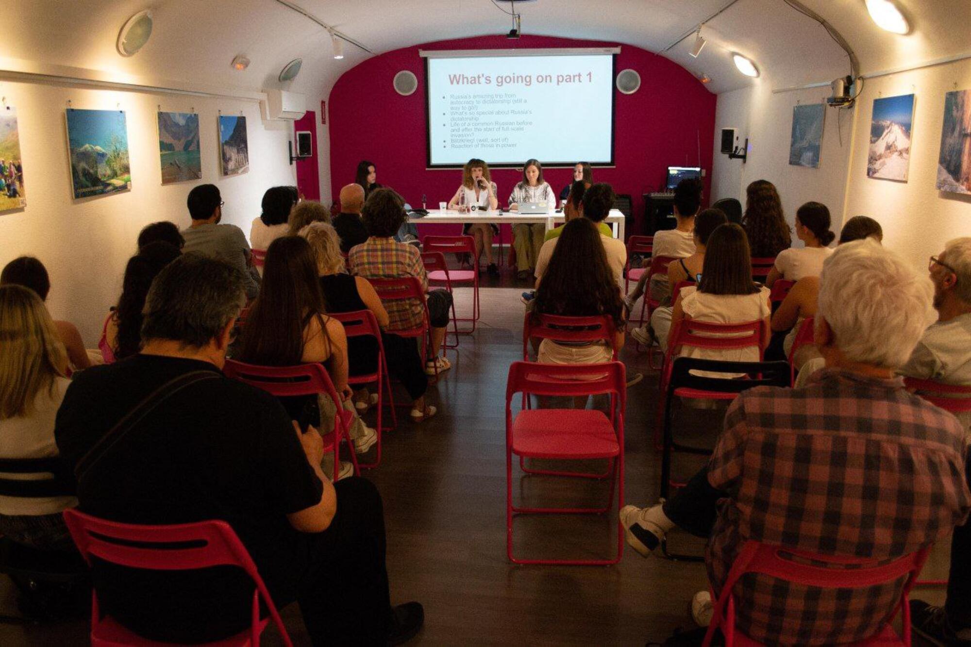 Charla de Feministas Antimilitaristas contra la Guerra en la Pantera Rossa, en Zaragoza.