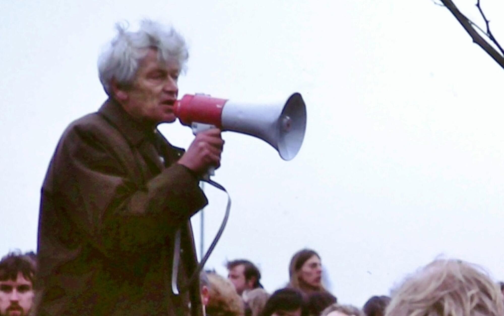 El historiador E.P. Thompson en una manifestación en 1980. Thompson abogó por una «alianza popular» que sirviera como fuerza contrarrestante contra la carrera armamentística nuclear y militar. Fuente: Beyond Nuclear International 