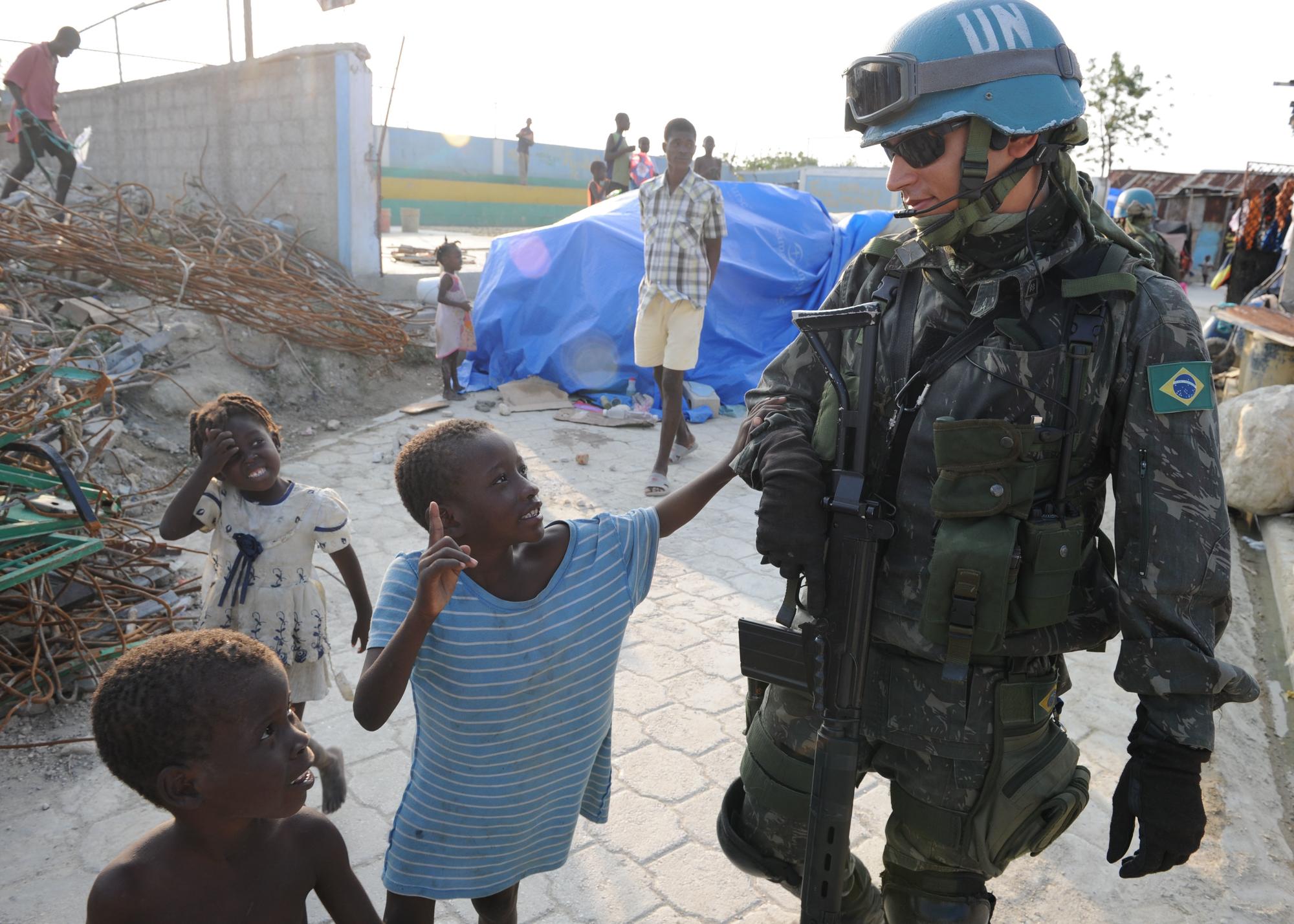 Un 'casco azul' brasilero en una patrulla en Cite Soleil, Haiti.