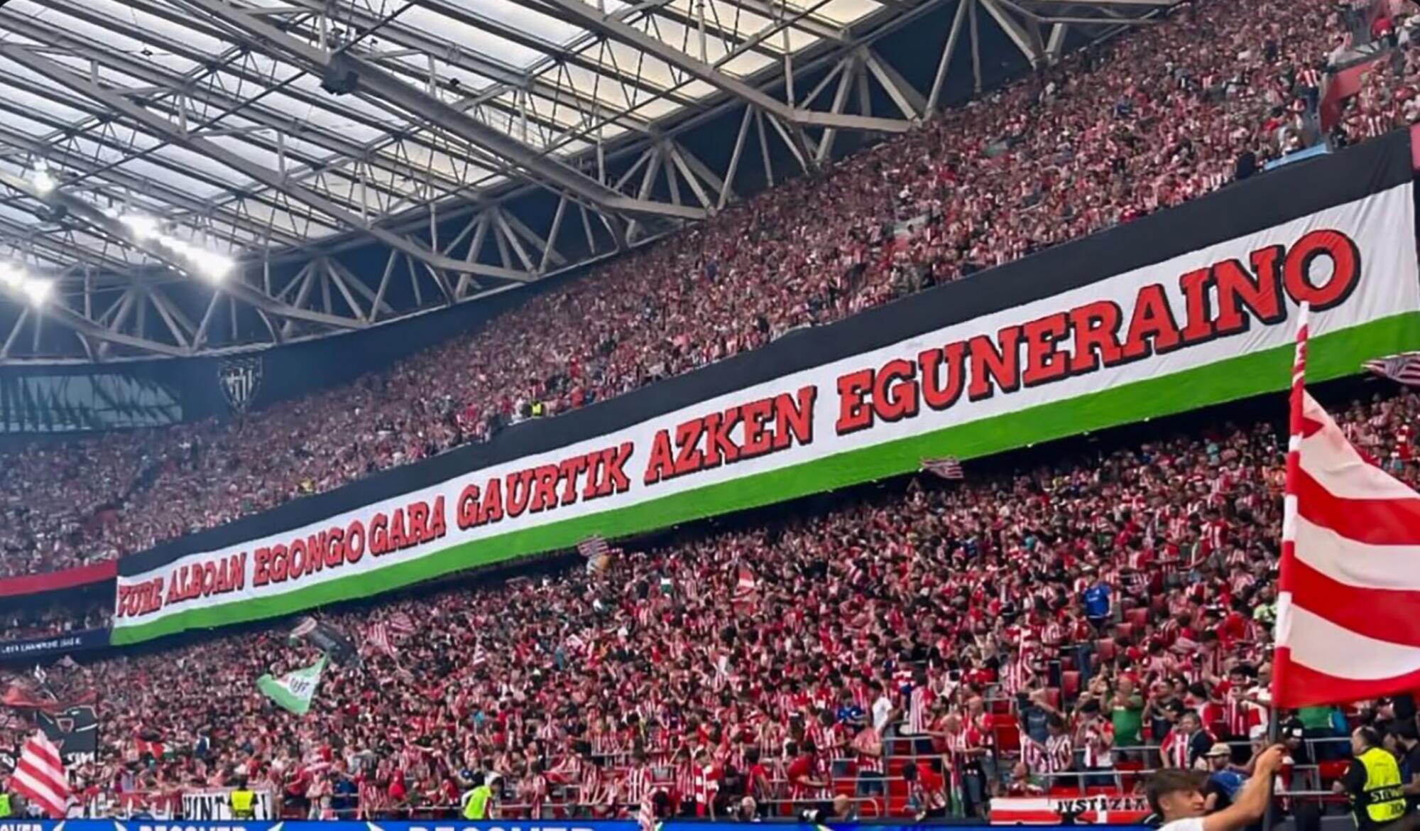 Grada del Athletic bandera apoyo Palestina
