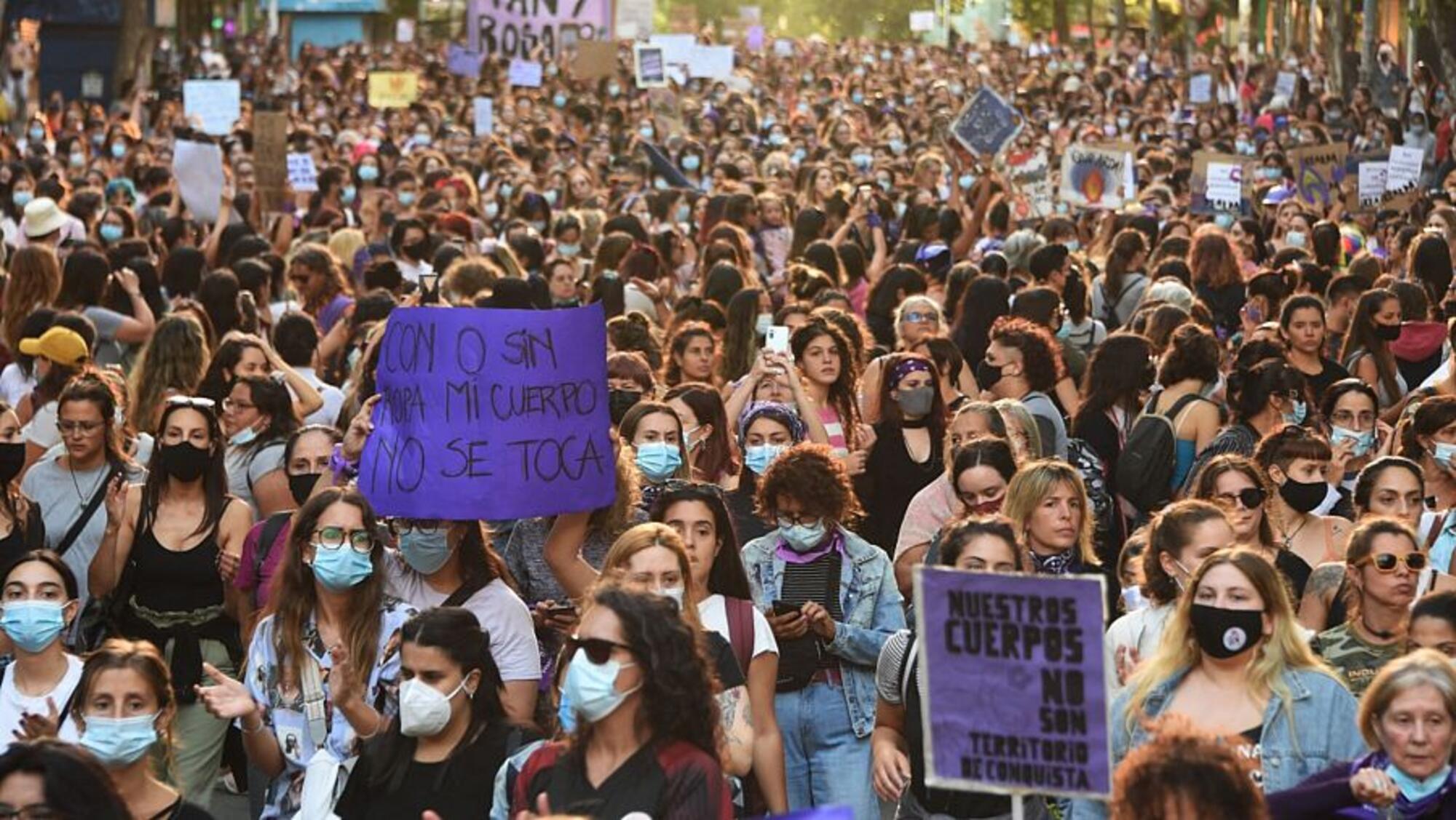 Manifestación contra la “cultura de la violación” en Uruguay. Fuente: RTVE.