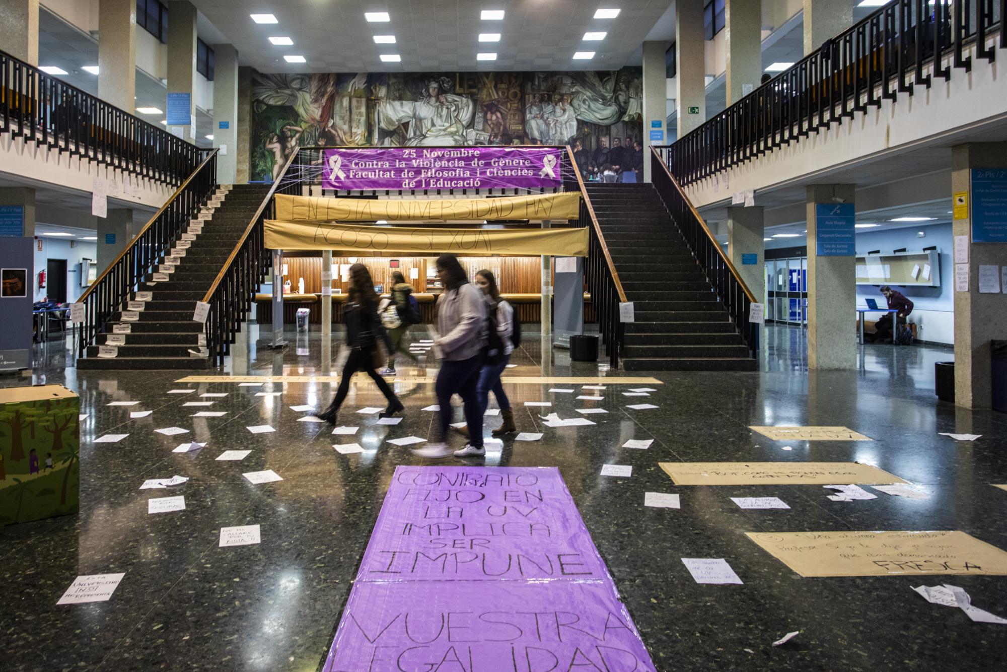 Vestíbulo de la Facultad -violencia machista