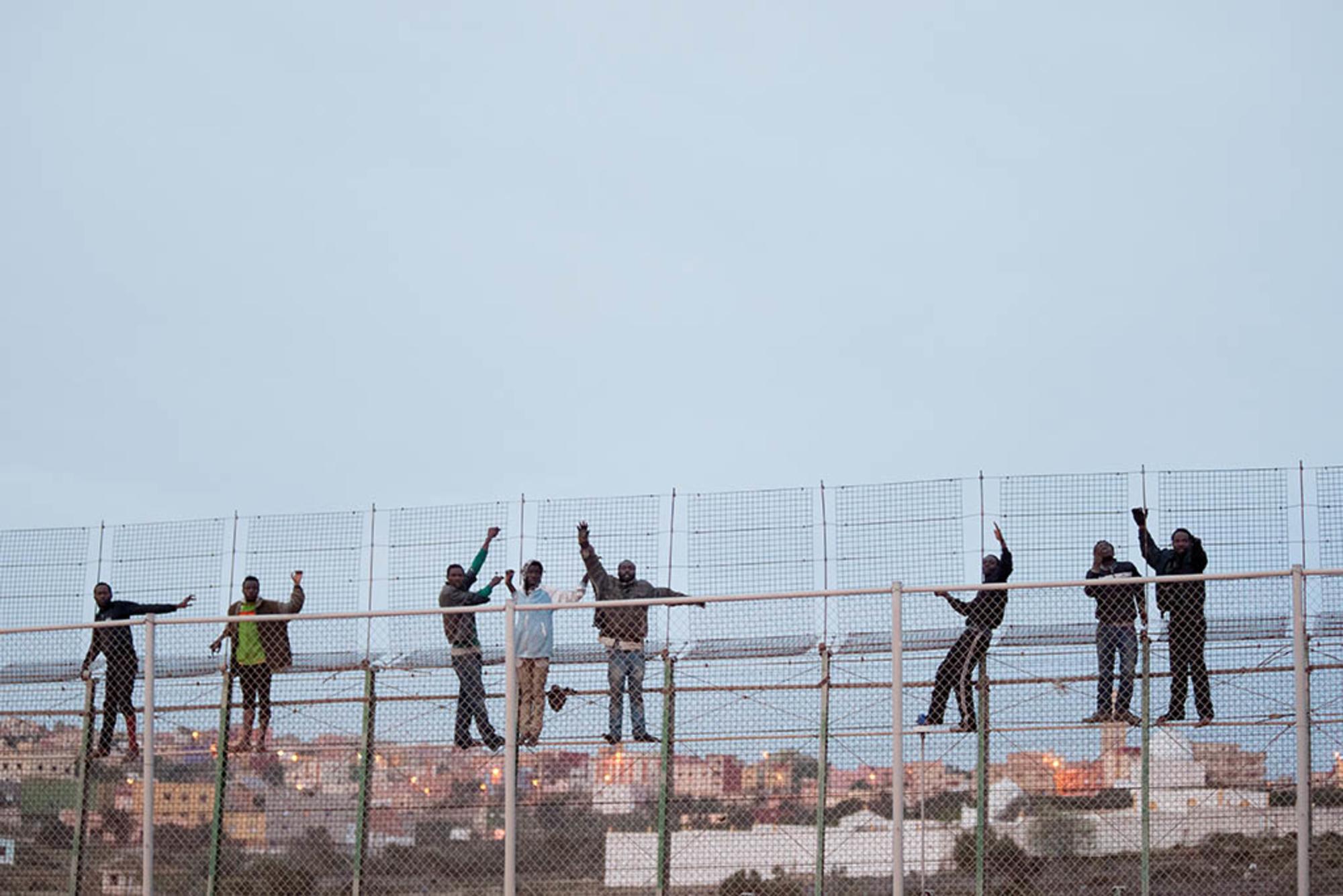 Migrantes en la valla de Melilla