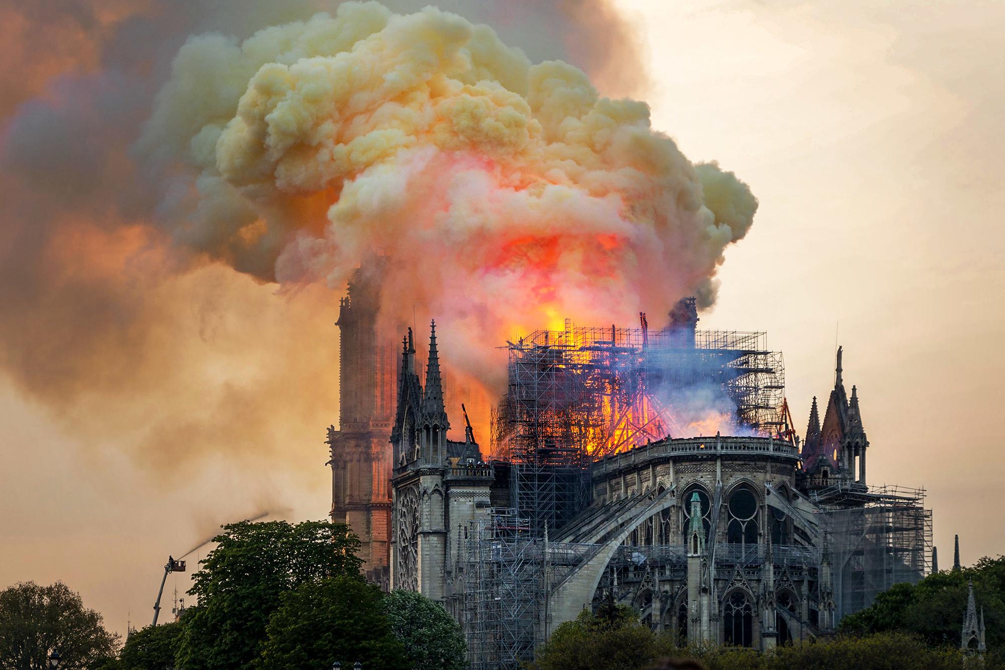 NotreDame en llamas