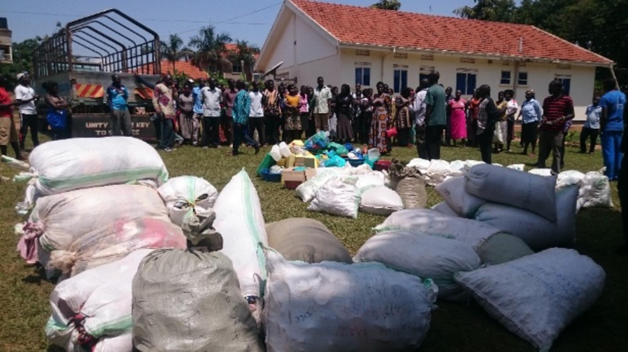 Encierro de la comunidad apaa en Uganda.