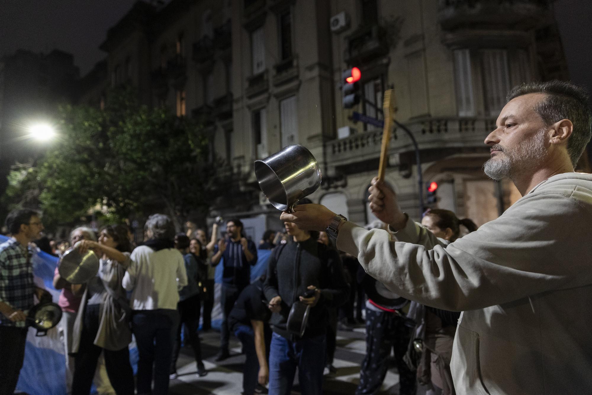 Cacerolazo para protestar contra el Decreto de Necesidad y Urgencia (DNU) anunciado por el presidente Javier Milei. - 19