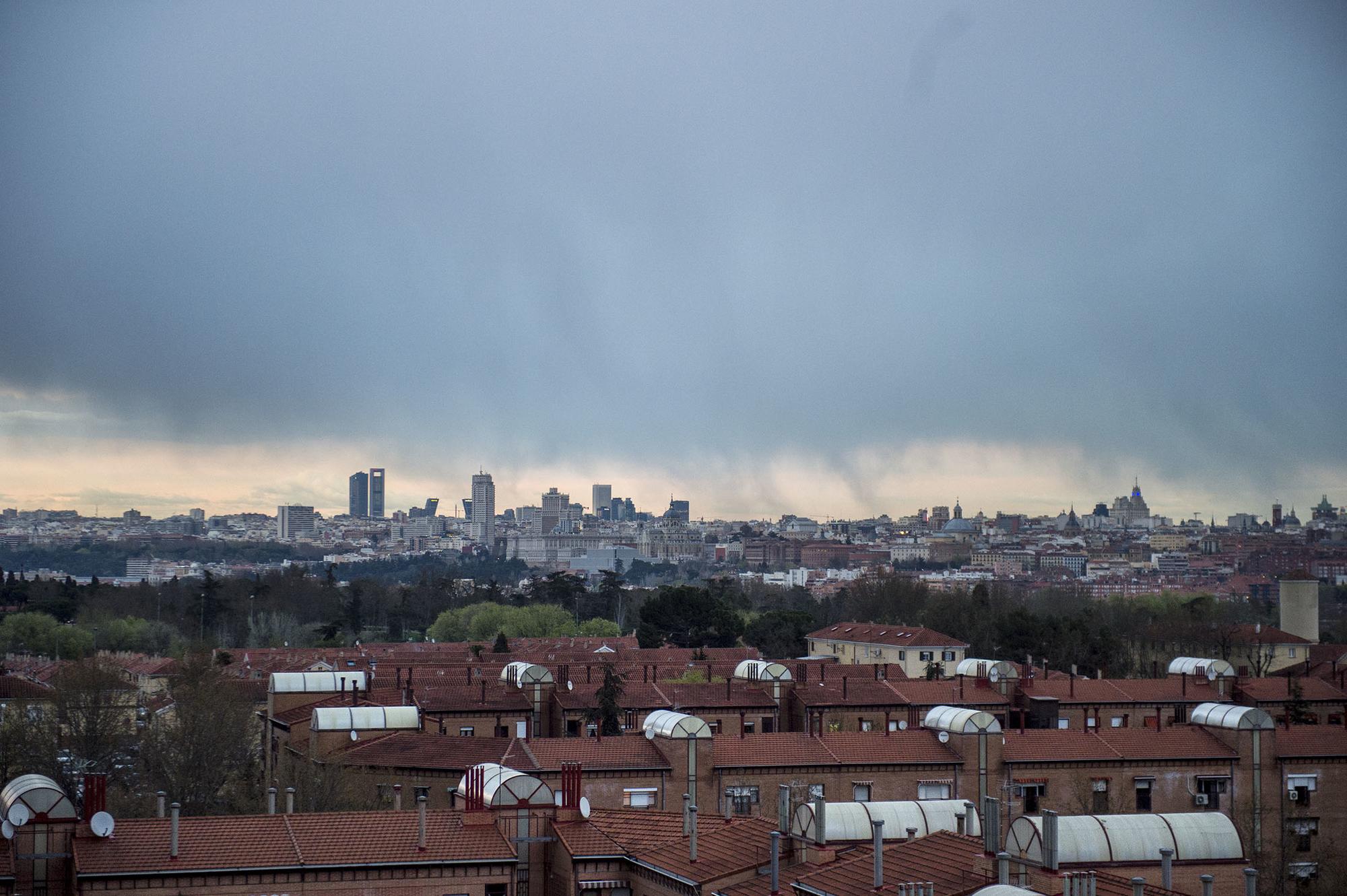 Una tormenta cae sobre el centro de Madrid, vista desde las azoteas de Carabanchel
