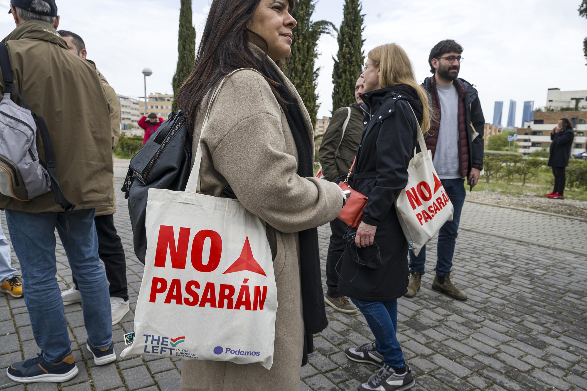 Brigas Internacionales Left - 1