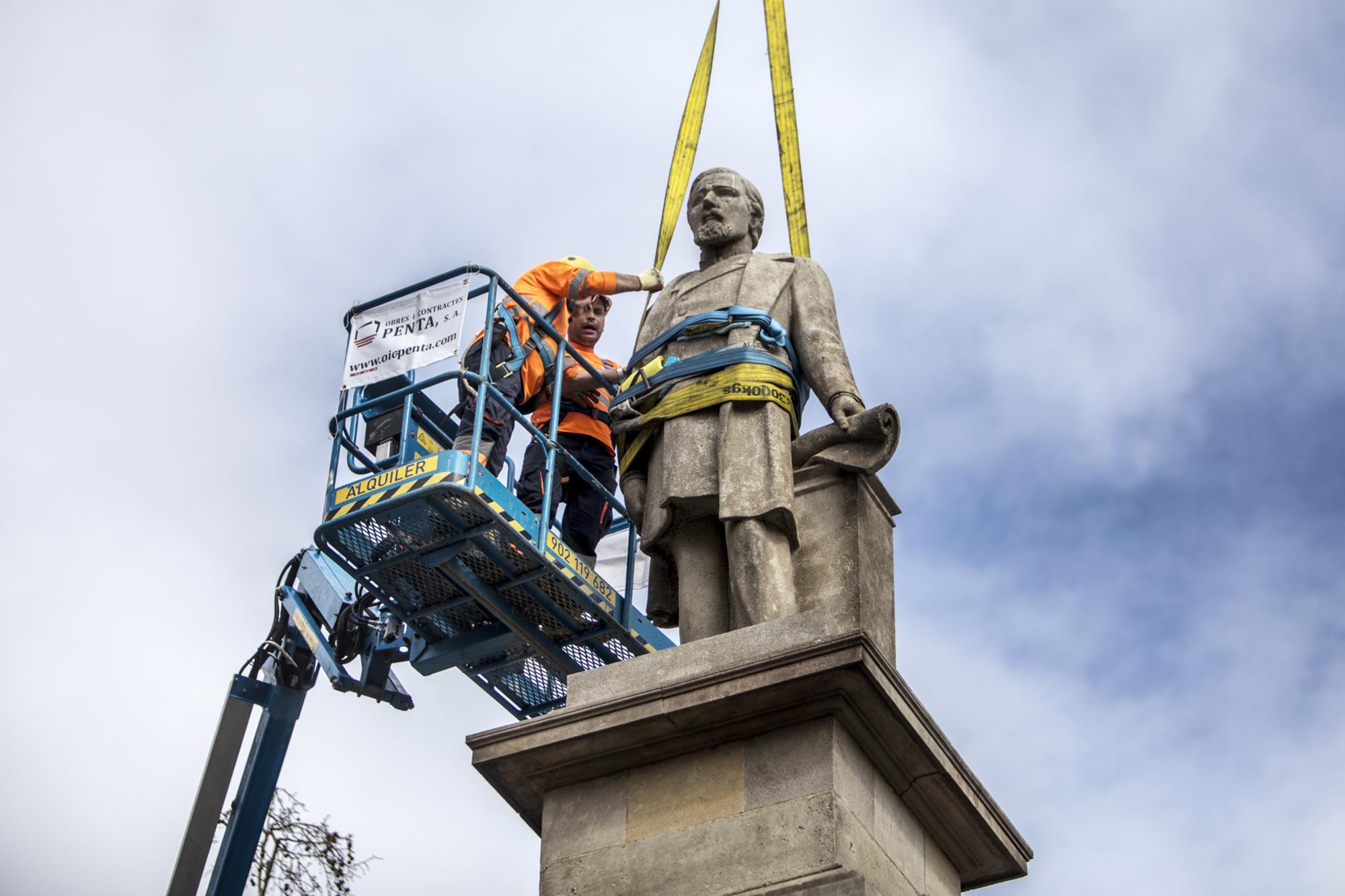 Retirada estatua de Antonio López 3