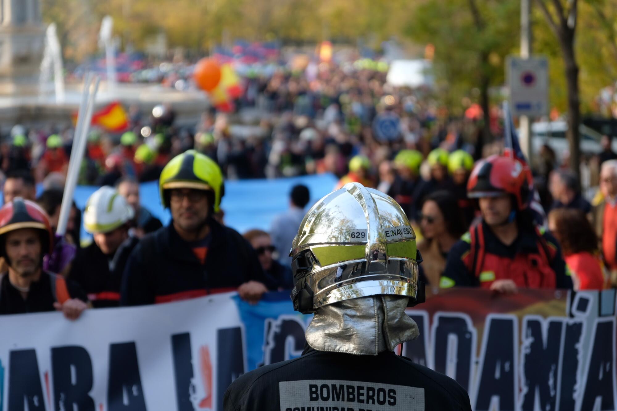 Miles de bomberos se manifestaron el 30 de noviembre en Madrid para demandar que los partidos desbloqueen la ley que permitiría coordinar los servicios de urgencia de todo el Estado.