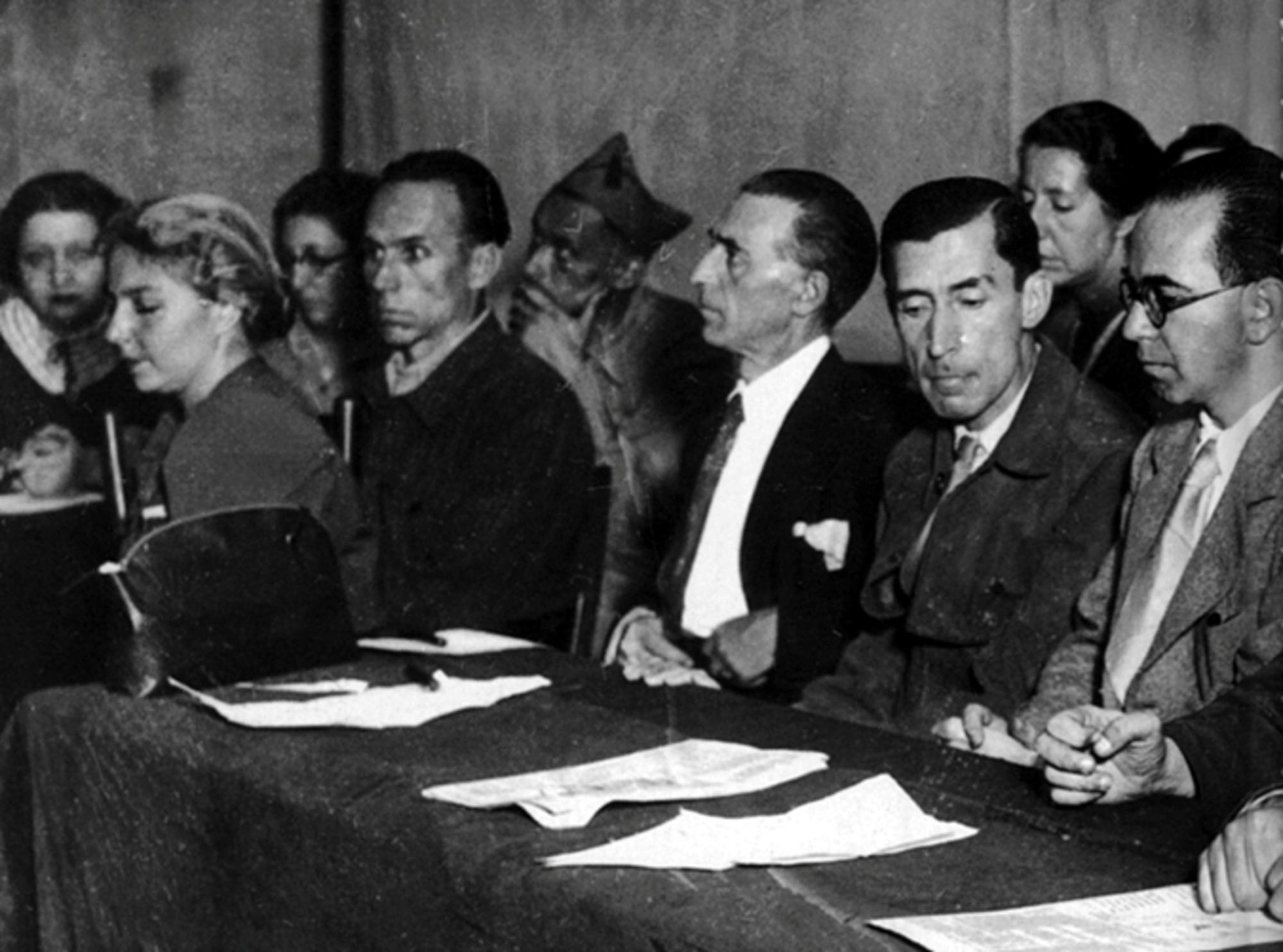 Bergamín (segundo por la izquierda) preside un mitin de la Alianza de Intelectuales Antifascistas
