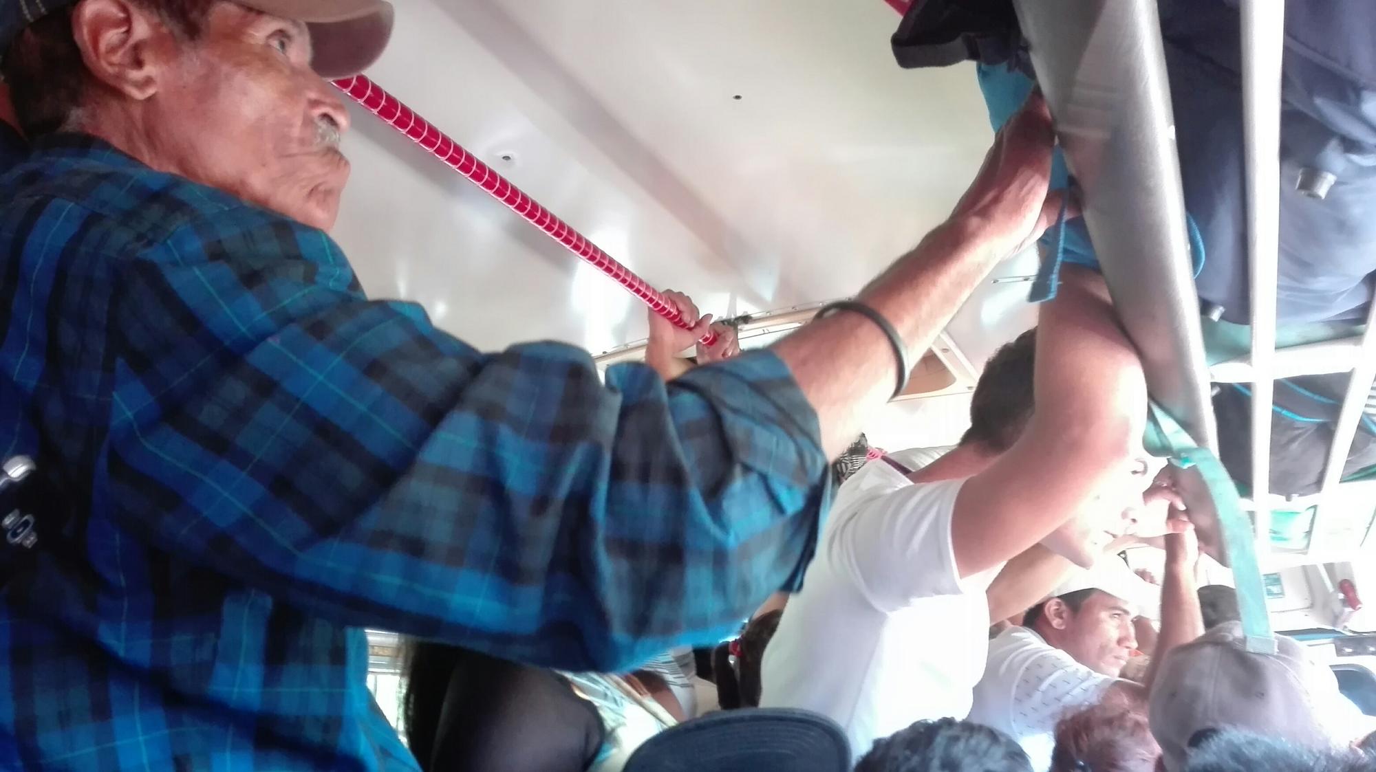 Gente de pie en un autobús de Nicaragua
