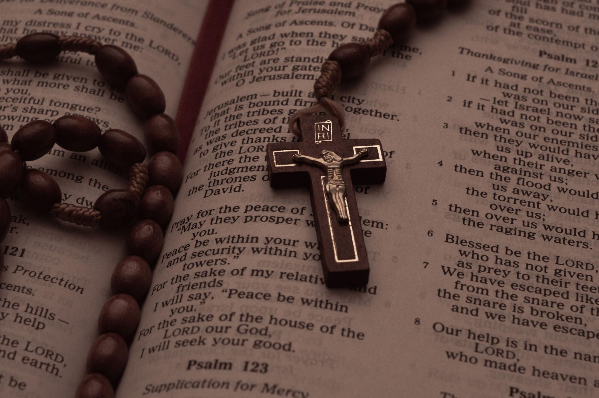 Crucifijo iglesia biblia