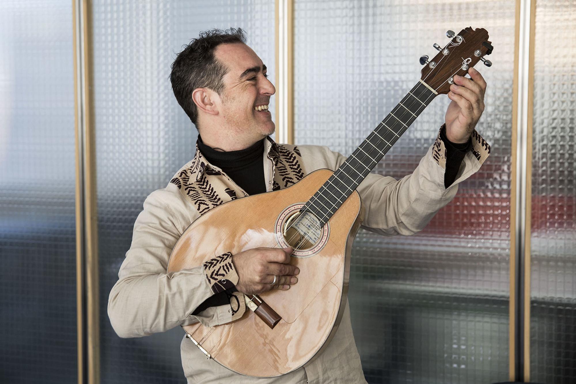 Raúl Rodríguez toca el tres