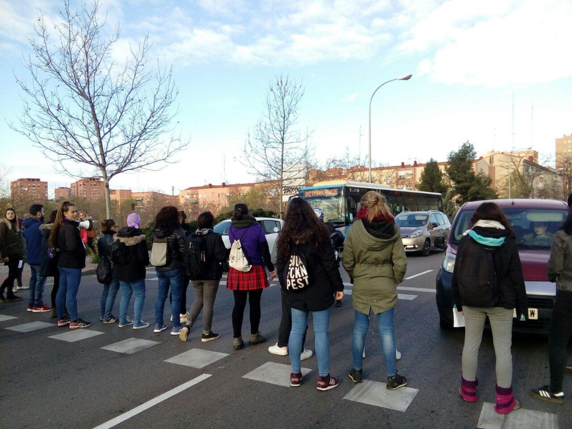 Corte de calles en la Avenida de la Albufera, Vallecas, Madrid, el 8M de 2019.