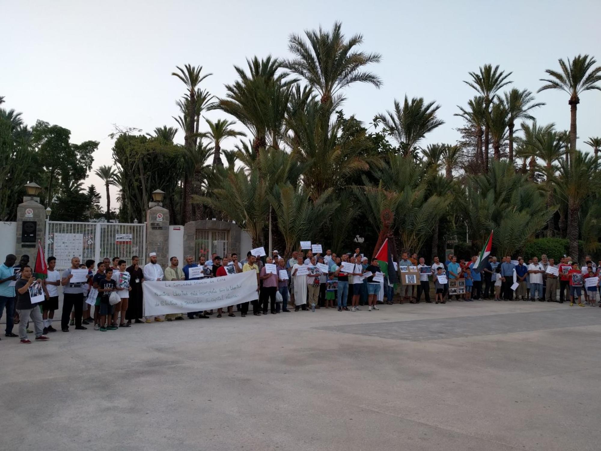 Manifestantes Elche FICIE