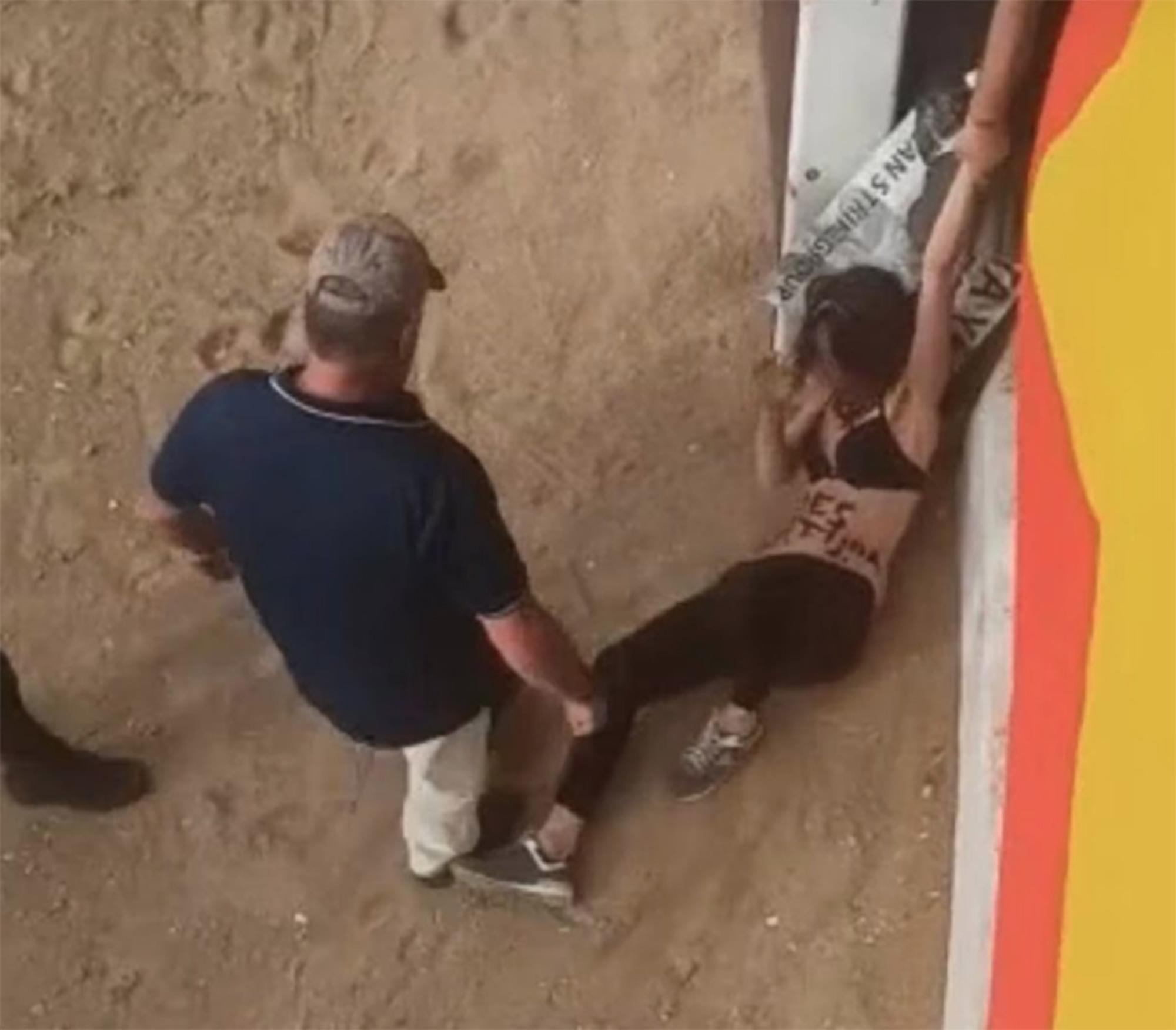 Activista antitaurina arrastrada