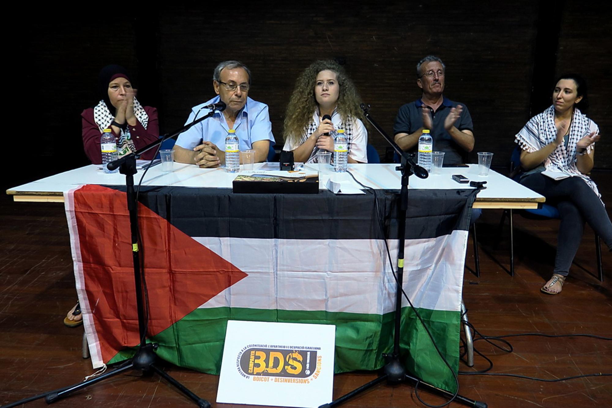 Ahed Tamimi, su madre Nariman i su padre Bassem