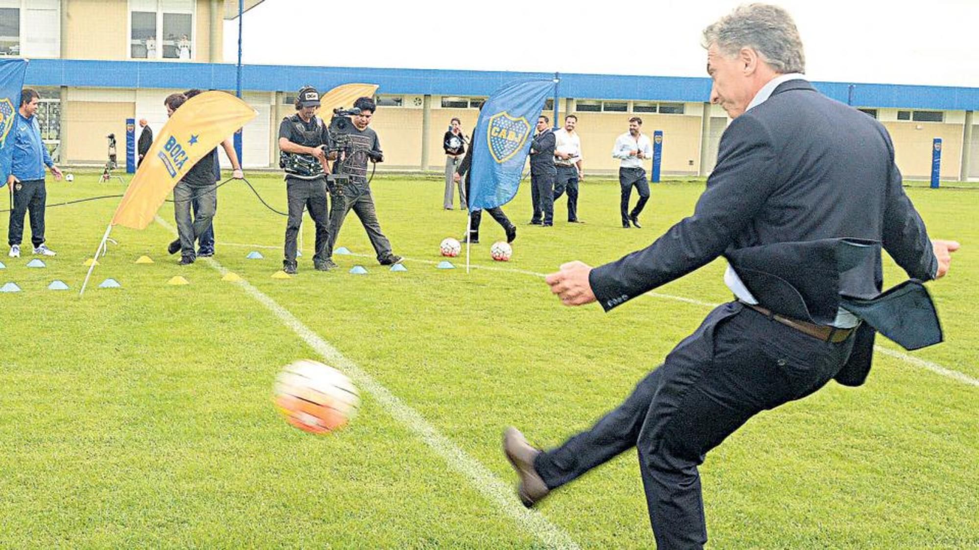 Mauricio Macri jugando al fútibol