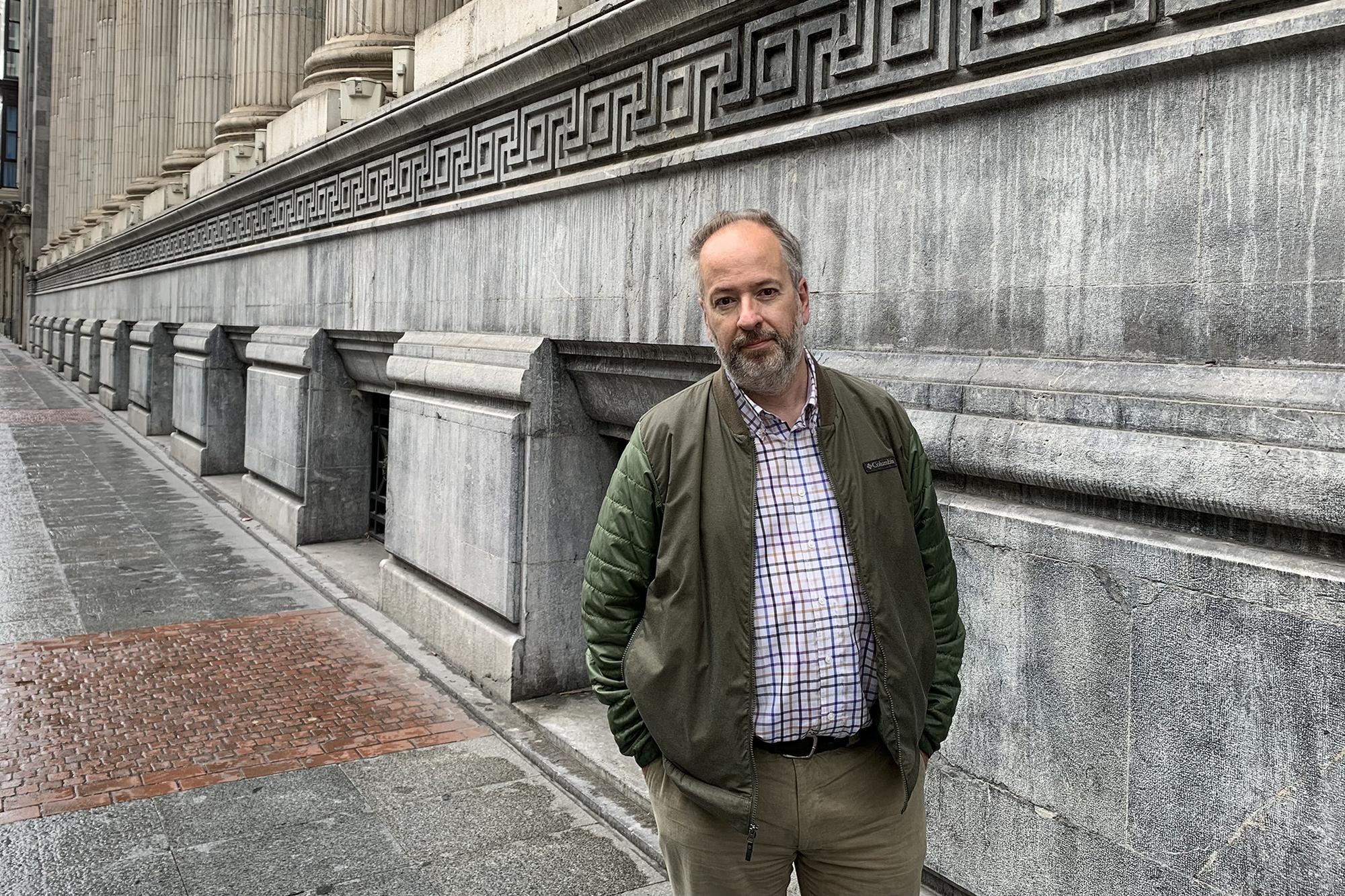 Oriol Malló, autor de El libro negro del BBVA, frente a la principal sucursal de este banco en Bilbao.