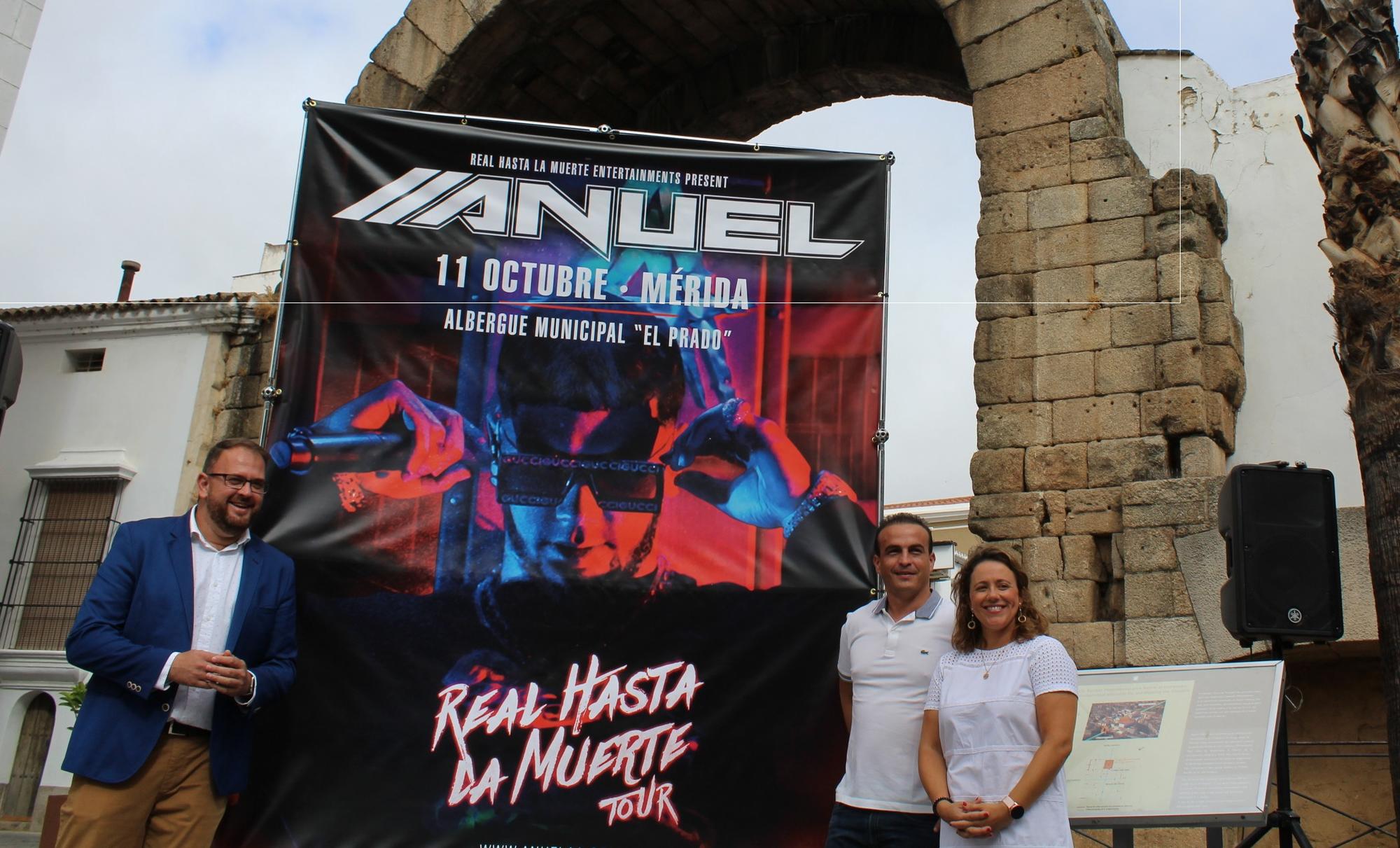 El alcalde de Mérida, Antonio Rodríguez Osuna, promocionando el concierto de Anuel.