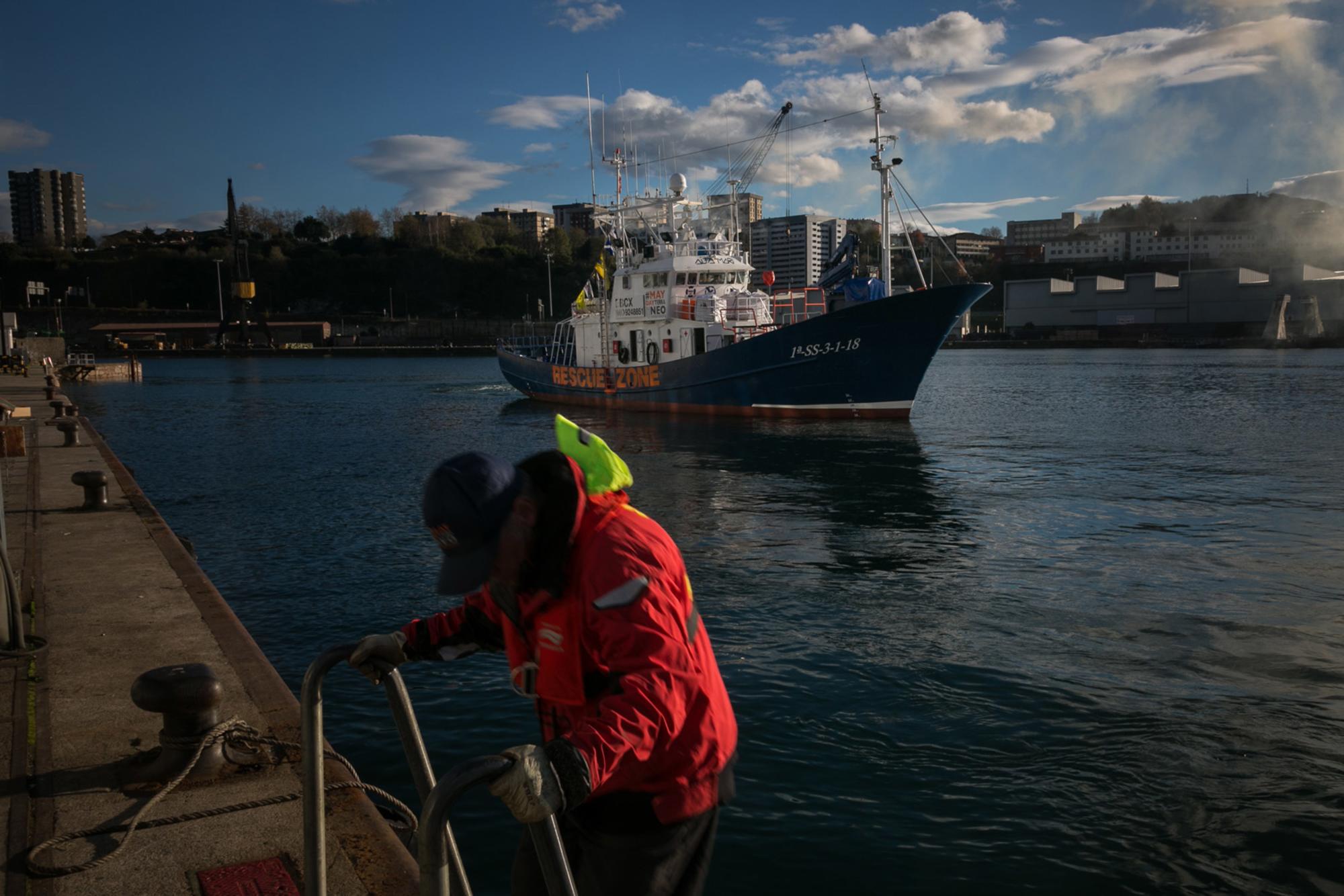 El Aita Mari realizando ejercicios de entrenamiento en el puerto de Pasaia