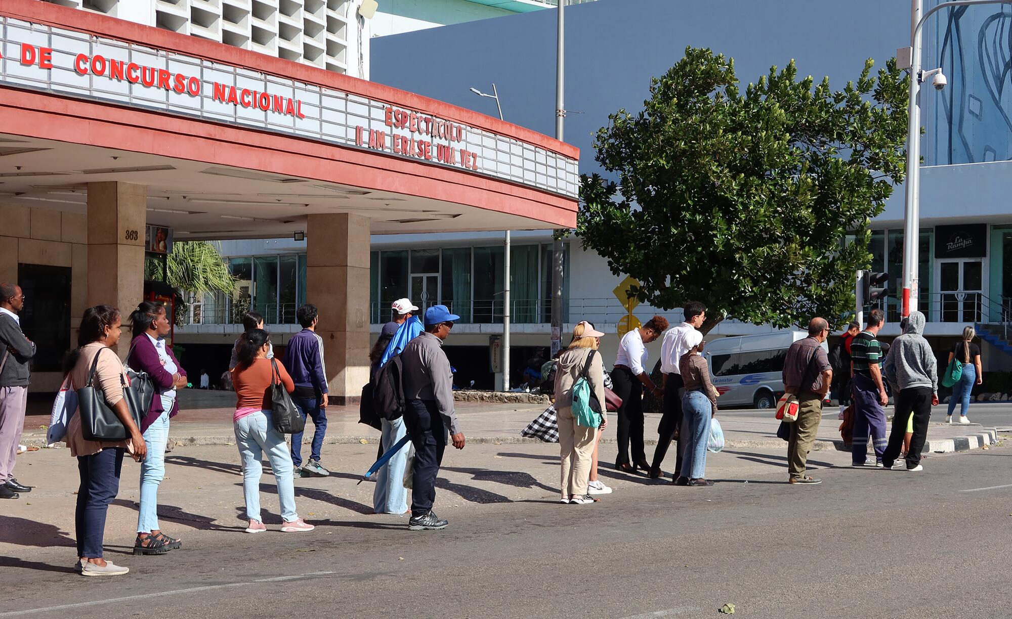 Personas esperando un transporte. La Habana. 