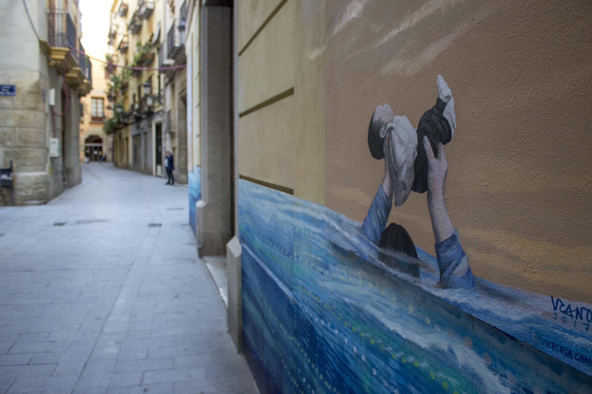 L_artista Victoria Cano commemora el seixanta aniversari de la riuada amb esta pintura ubicada a la cantonada entre els carrers de la Mare Vella i Portal Valldigna del barri de Ciutat Vella