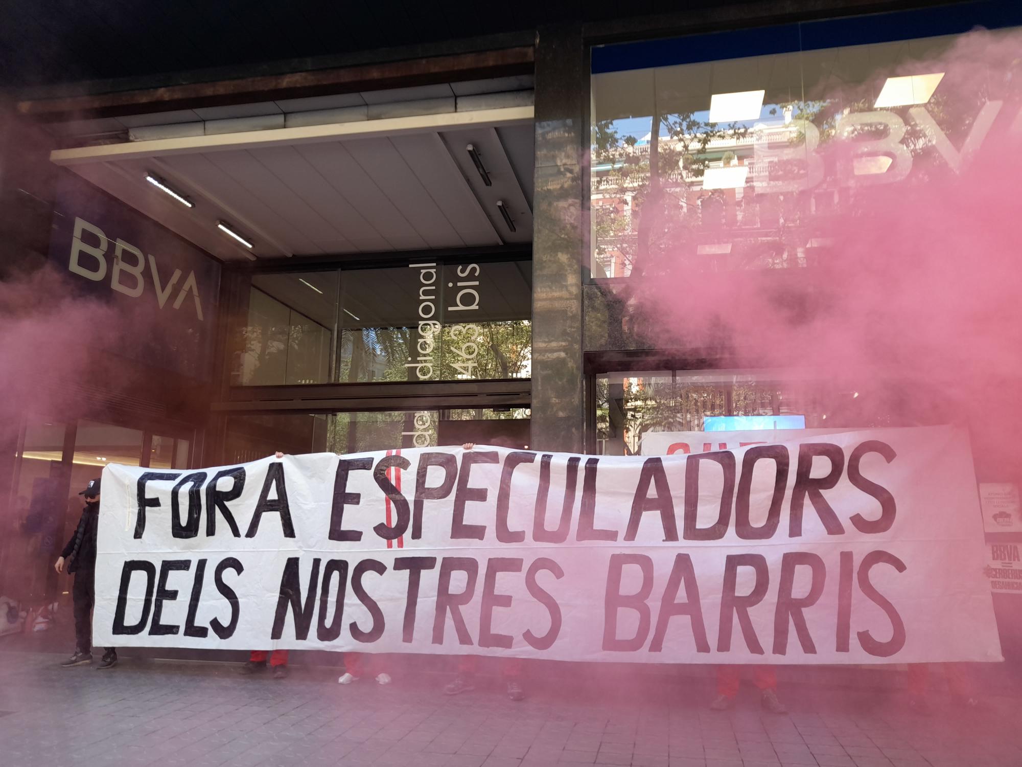 Acción en Barcelona contra el BBVA y el fondo buitre Cerberus como parte de la campaña #GuerraACerberus.