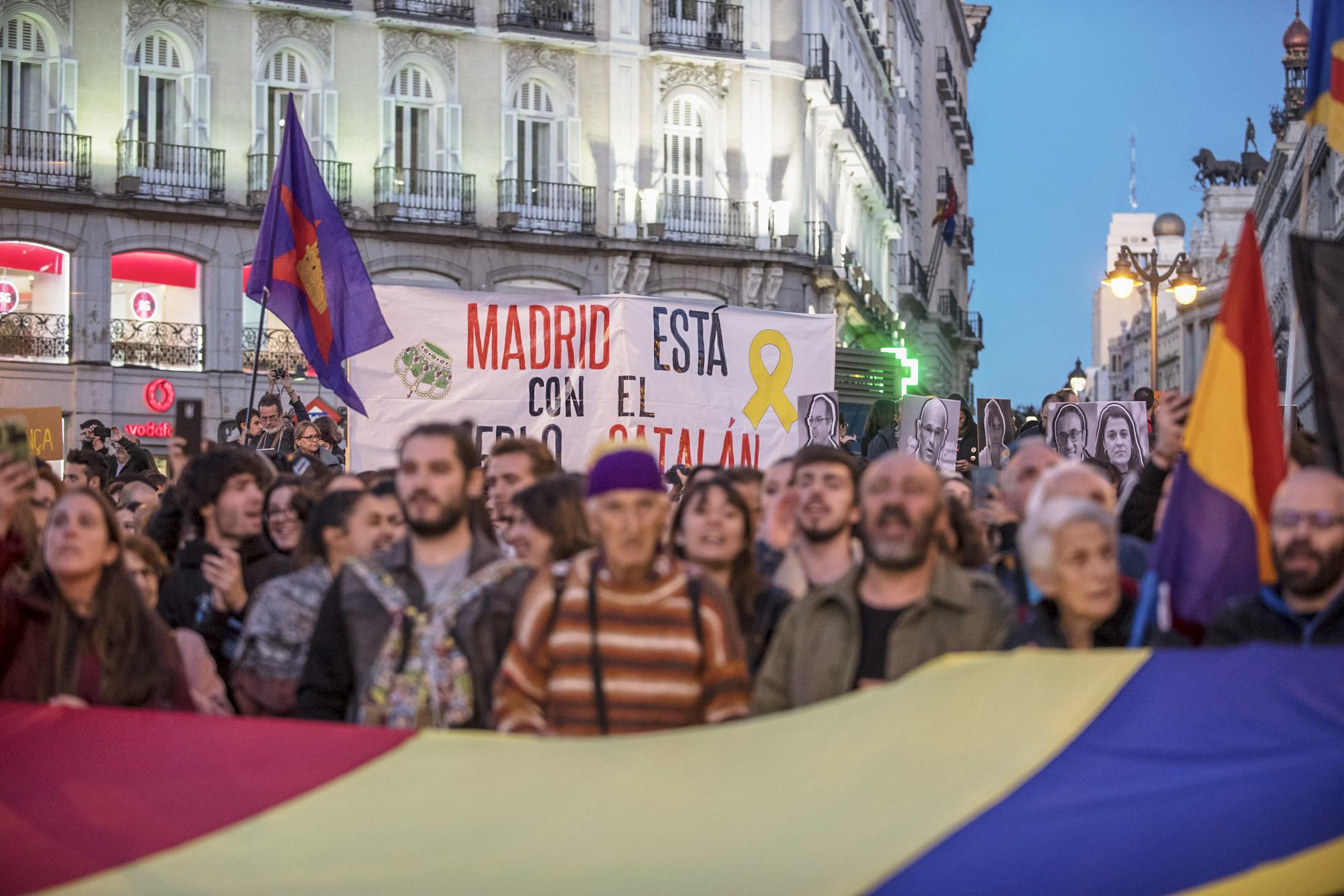 Concentración en la Puerta del Sol de Madrid en apoyo al pueblo catalán - 4