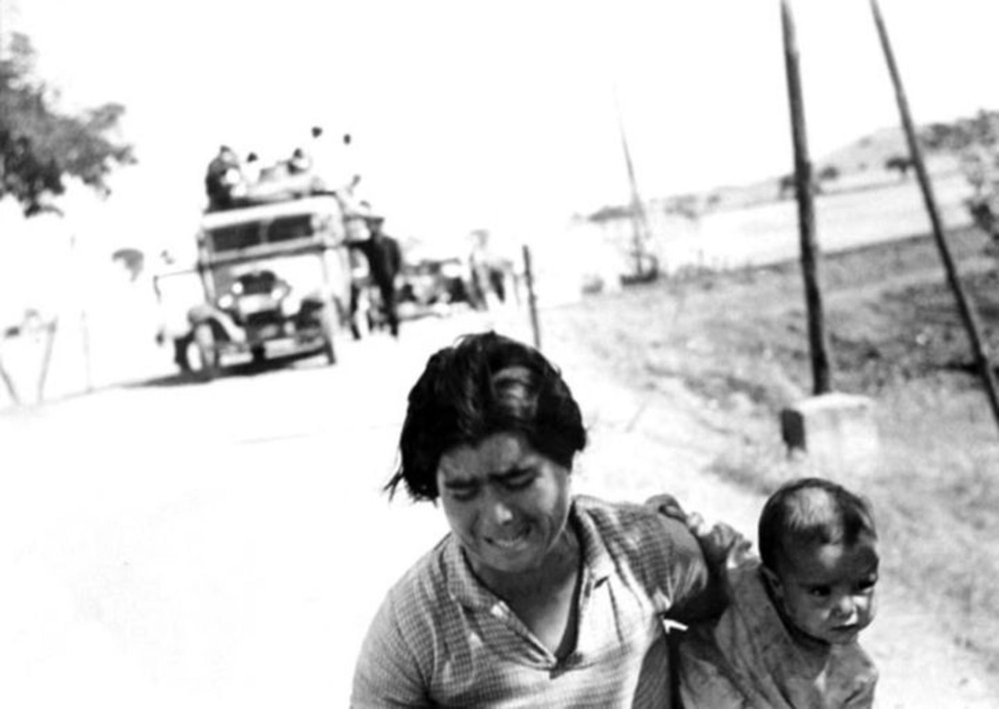 Mujer huyendo con niño de Cerro Muriano