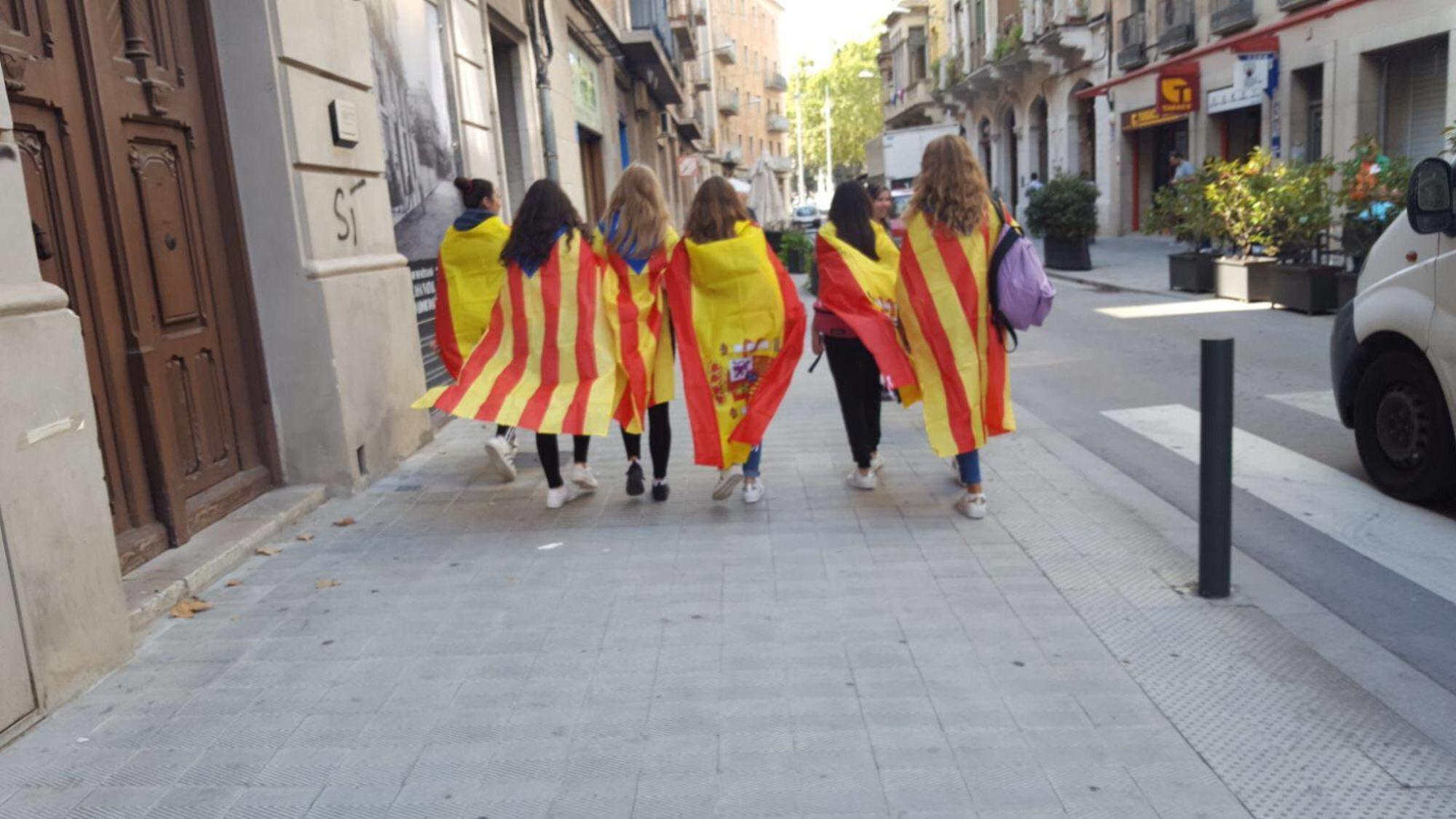 Jóvenes con banderas españolas y catalanas en Figueras