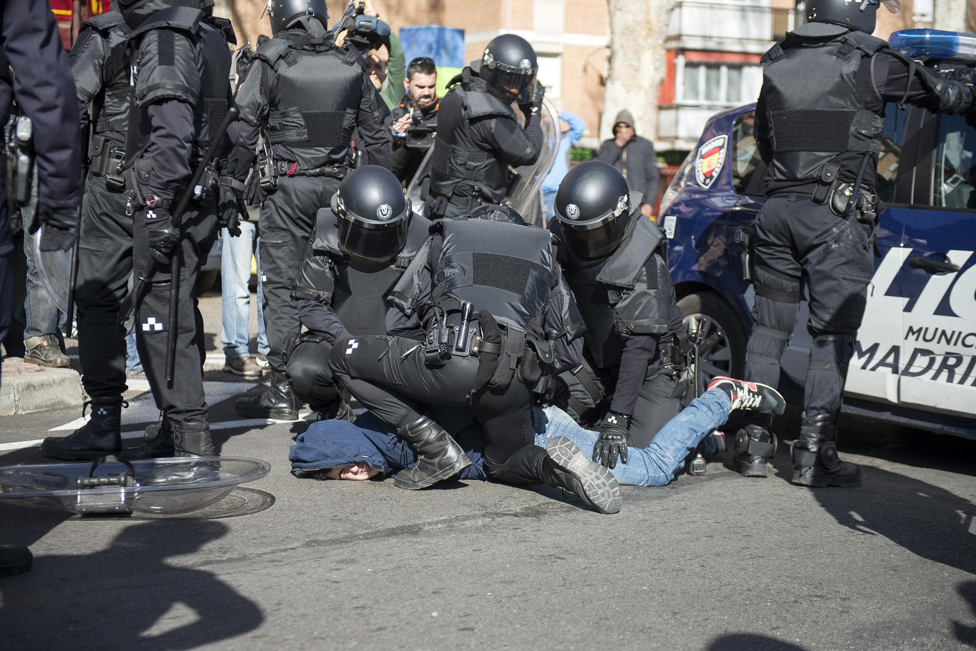 Policia madrid inmovilizando