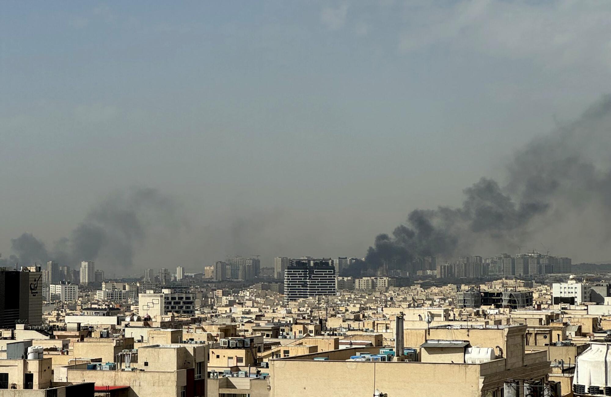 Humo sobre Teherán tras el ataque conjunto de Estados Unidos e Israel el 28 de febrero de 2026.
