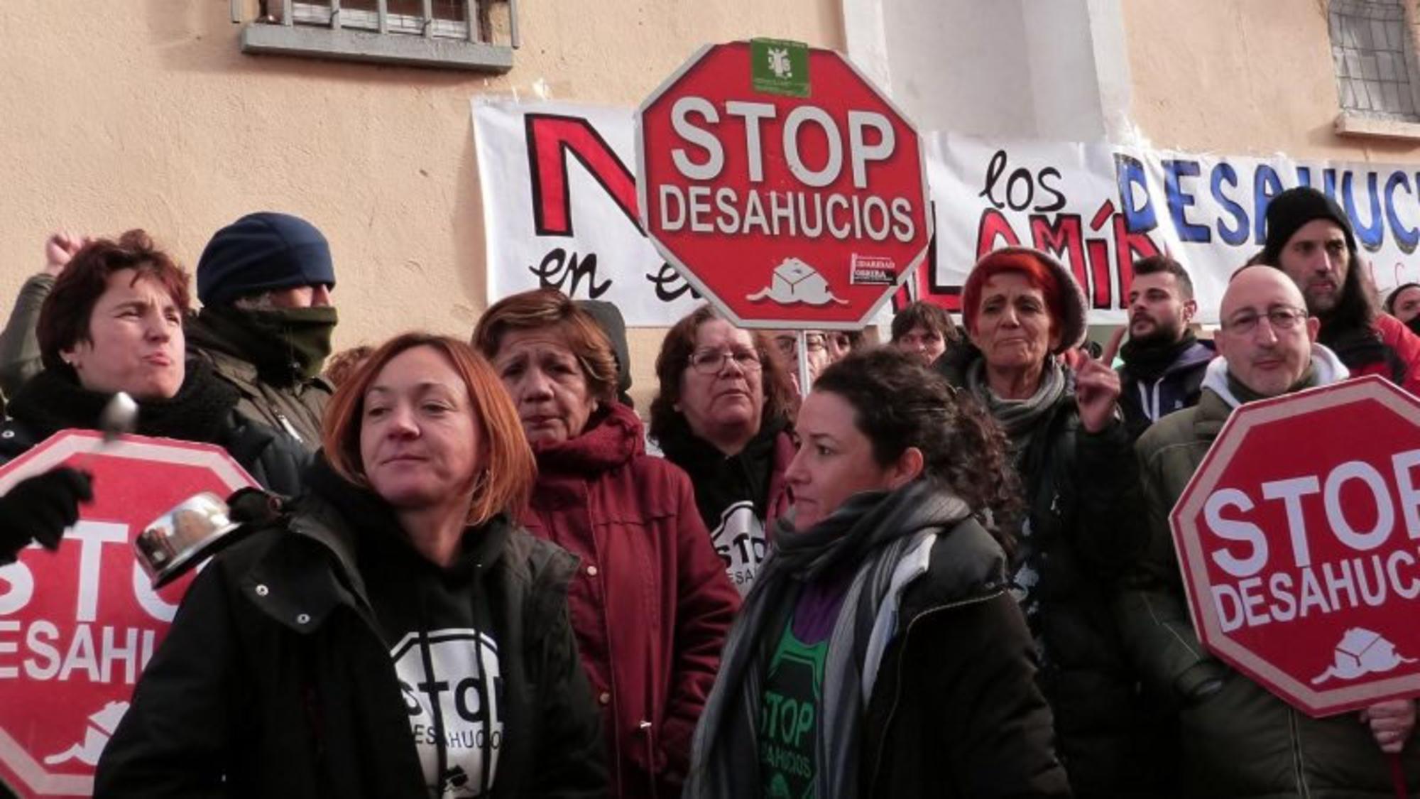 Protesta contra los desahucios en el barrio del Alamín, en Guadalajara.