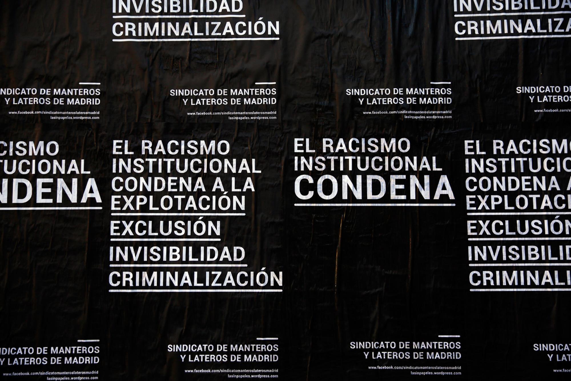 Carteles del Sindicato de Manteros y Lateros de Madrid contra el racismo institucional