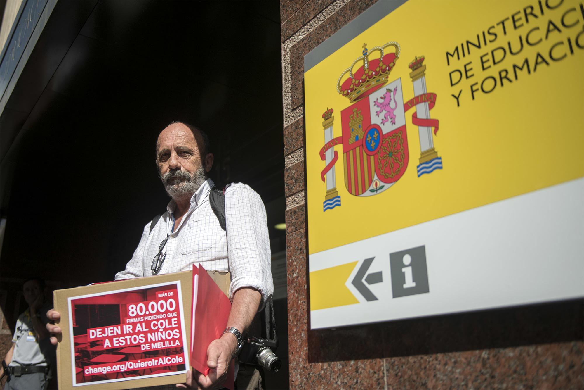 José Palazón, de Prodein, entrega en el registro del Ministerio de Educación las casi 100.000 firmas para que se pueda escolarizar a menores en Melilla 