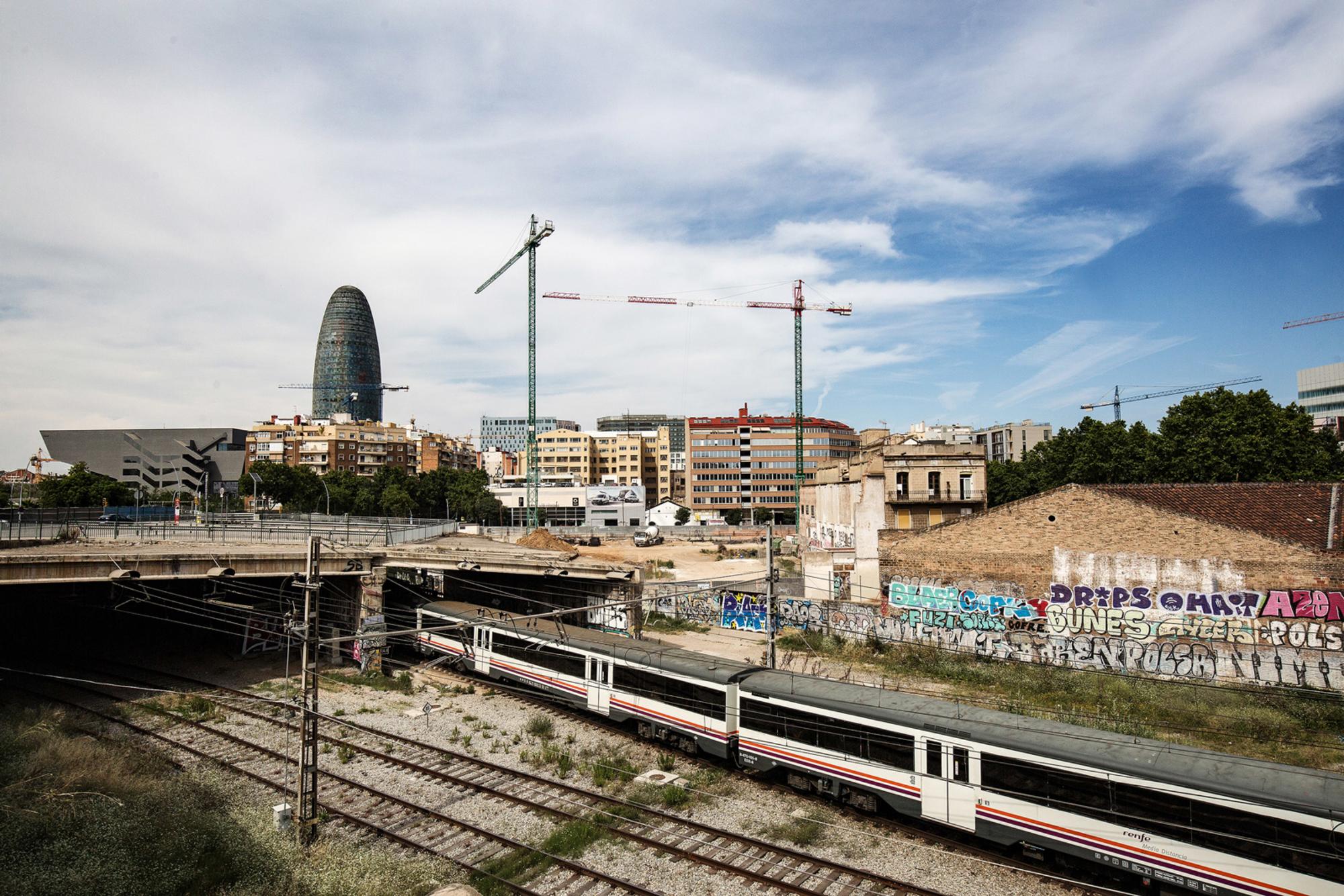 La Torre Agbar junto al DHub en el @Distrito22 de Poblenou, Barcelona