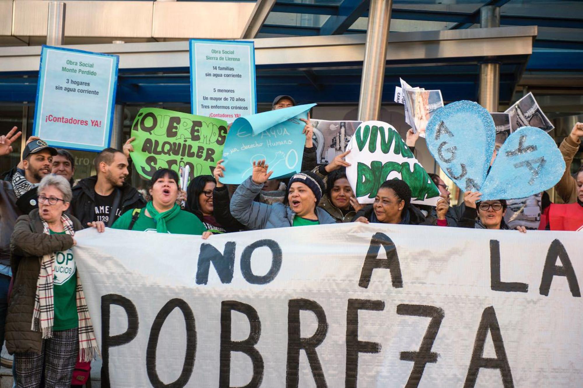 Protesta de la PAH en el edificio del Canal de Isabel II en Madrid