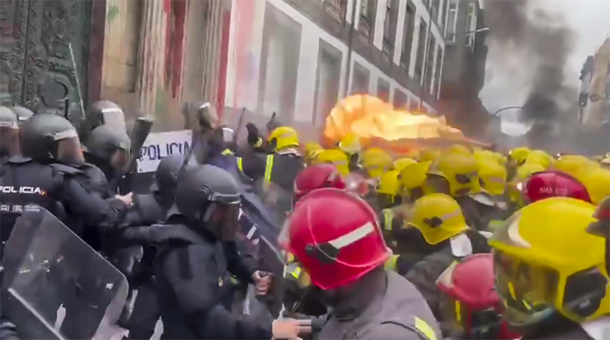 Policías contra bomberos