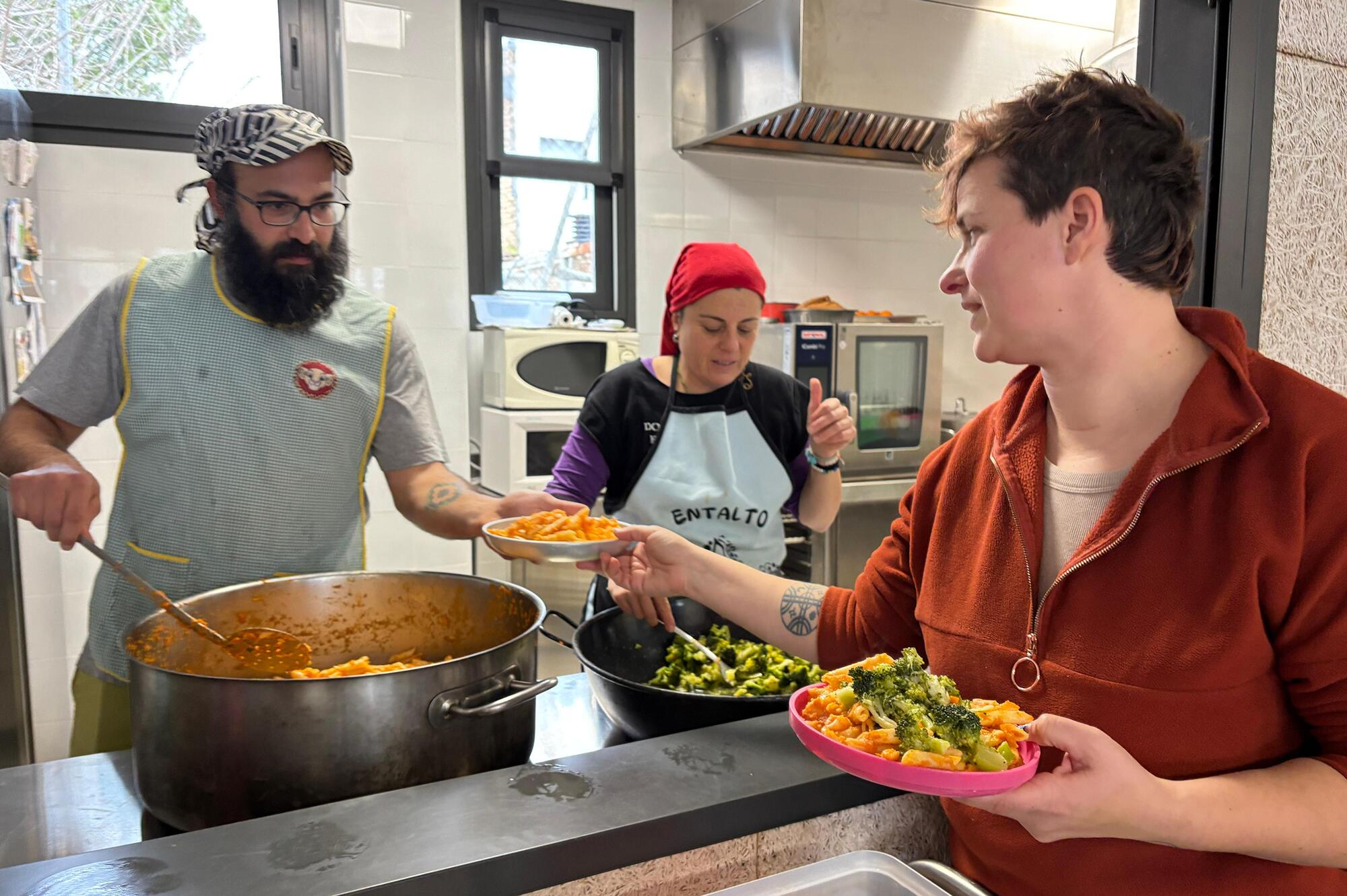 El experimento de utilizar la cocina por parte de las familias del centro fue todo un éxito y demostró que las instalaciones están preparadas para ello.